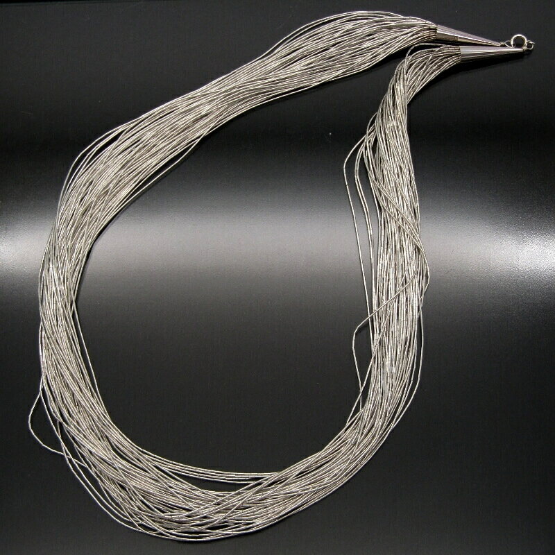 商品詳細 ブランド名 Navajo 色/素材 スターリングシルバー SIZE 全長：約 60cm幅：約 2.5〜10.5mm重さ：約 60.3g(留め具を含めた全長での計測値です。)※インディアンジュエリーにはハンドメイド特有のゆがみ・ずれや傷等がある為、表記サイズには多少の誤差がございます。 状態 A 中古美品：使用感が少なく状態の良い商品です。（細かなスレ少） 付属品 なし 商品説明Navajoのネックレス。シンプルで様々なスタイルに合わせやすいデザインです。上質なシルバーを堪能できる作品です。 商品番号 28013475 注意事項 ・掲載している商品画像は、すべて実際に当店で撮影した現品画像です。 ・お問い合わせ欄からのお値引きや値下げ交渉は承っておりません。 ・モニター等の環境違いにより、実物と多少色味が異なることがございますのでご了承くださいませ。 ・当店ではすべての商品を同一基準で検品しております。同一モデル・サイズ・カラーであっても、個体差により風合いや状態が異なる場合がございます。 商品在庫について ・他のショッピングモールや店頭販売など、様々な形式で販売しておりますのでお早めにご検討くださいませ。 在庫管理は随時行っておりますが、売れ違いにより品切れになってしまう場合がある事を予めご了承下さいませ。 ・当店はリユースストアでございます為、入荷予定や再入荷につきましては明確な回答が出来かねます。