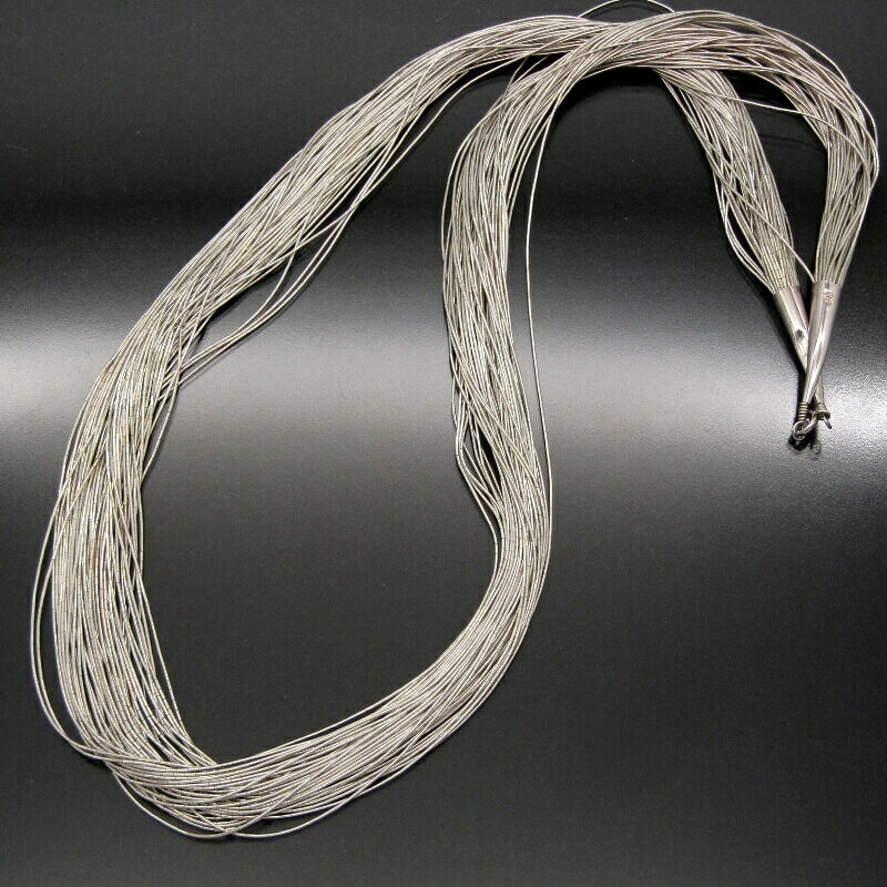 商品詳細 ブランド名 Navajo 色/素材 スターリングシルバー SIZE 全長：約 75cm幅：約 2.5〜10mm重さ：約 72.8g(留め具を含めた全長での計測値です。)※インディアンジュエリーにはハンドメイド特有のゆがみ・ずれや傷等がある為、表記サイズには多少の誤差がございます。 状態 A 中古美品：使用感が少なく状態の良い商品です。（細かなスレ少） 付属品 なし 商品説明Navajoのネックレス。シンプルで様々なスタイルに合わせやすいデザインです。上質なシルバーを堪能できる作品です。 商品番号 28013476 注意事項 ・掲載している商品画像は、すべて実際に当店で撮影した現品画像です。 ・お問い合わせ欄からのお値引きや値下げ交渉は承っておりません。 ・モニター等の環境違いにより、実物と多少色味が異なることがございますのでご了承くださいませ。 ・当店ではすべての商品を同一基準で検品しております。同一モデル・サイズ・カラーであっても、個体差により風合いや状態が異なる場合がございます。 商品在庫について ・他のショッピングモールや店頭販売など、様々な形式で販売しておりますのでお早めにご検討くださいませ。 在庫管理は随時行っておりますが、売れ違いにより品切れになってしまう場合がある事を予めご了承下さいませ。 ・当店はリユースストアでございます為、入荷予定や再入荷につきましては明確な回答が出来かねます。
