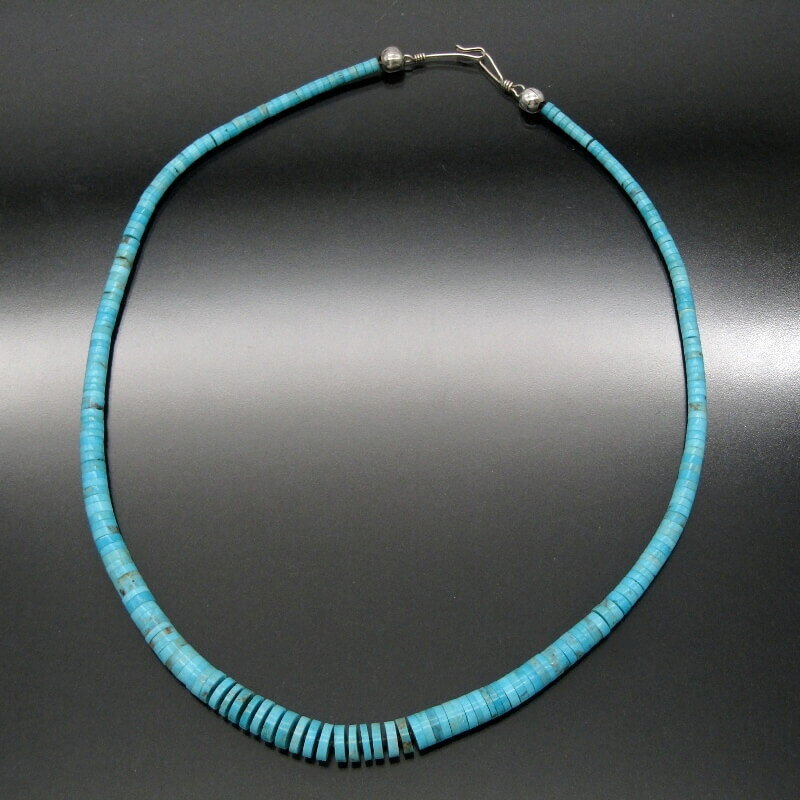 商品詳細 ブランド名 Navajo 色/素材 スターリングシルバー、ターコイズ※ターコイズ鉱山は画像にてご判断いただきますようお願い致します。 SIZE 全長：約 48cm幅：約 8mm重さ：約 19.8g(留め具を含めた全長での計測値です。)※インディアンジュエリーにはハンドメイド特有のゆがみ・ずれや傷等がある為、表記サイズには多少の誤差がございます。 状態 A 中古美品：使用感が少なく状態の良い商品です。（細かなスレ少）※石は個体差があり、欠けやヒビなどがある石も含まれます。 付属品 なし 商品説明Navajoのネックレス。美しく上質なターコイズを楽しめる作品です。 商品番号 28013488 注意事項 ・掲載している商品画像は、すべて実際に当店で撮影した現品画像です。 ・お問い合わせ欄からのお値引きや値下げ交渉は承っておりません。 ・モニター等の環境違いにより、実物と多少色味が異なることがございますのでご了承くださいませ。 ・当店ではすべての商品を同一基準で検品しております。同一モデル・サイズ・カラーであっても、個体差により風合いや状態が異なる場合がございます。 商品在庫について ・他のショッピングモールや店頭販売など、様々な形式で販売しておりますのでお早めにご検討くださいませ。 在庫管理は随時行っておりますが、売れ違いにより品切れになってしまう場合がある事を予めご了承下さいませ。 ・当店はリユースストアでございます為、入荷予定や再入荷につきましては明確な回答が出来かねます。