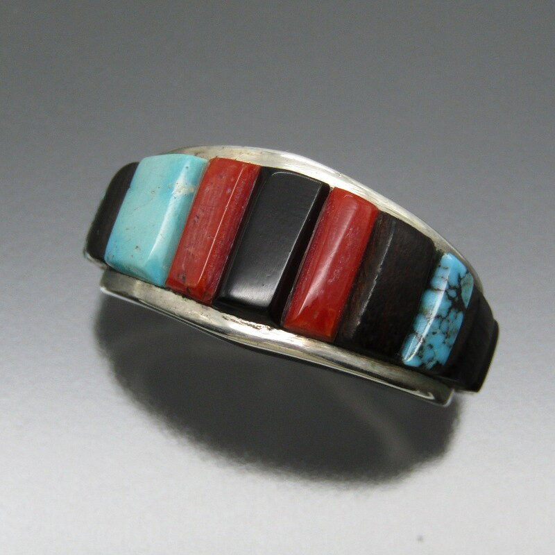 商品詳細 ブランド名 Navajo 色/素材 スターリングシルバー SIZE 号数：約 23号縦幅：約 14.1mm(石)縦：約 11mm(石)横：約 4.3mm重さ：約 17.5g(リング号数はリングゲージ棒にて行っており、日本サイズにて表記しております。) 状態 A 中古美品：使用感が少なく状態の良い商品です。（細かなスレ少）ホールマークなし 付属品 なし 商品説明Navajoのリング。上質なシルバーを堪能できる作品です。 商品番号 80007708 注意事項 ・掲載している商品画像は、すべて実際に当店で撮影した現品画像です。 ・お問い合わせ欄からのお値引きや値下げ交渉は承っておりません。 ・モニター等の環境違いにより、実物と多少色味が異なることがございますのでご了承くださいませ。 ・当店ではすべての商品を同一基準で検品しております。同一モデル・サイズ・カラーであっても、個体差により風合いや状態が異なる場合がございます。 商品在庫について ・他のショッピングモールや店頭販売など、様々な形式で販売しておりますのでお早めにご検討くださいませ。 在庫管理は随時行っておりますが、売れ違いにより品切れになってしまう場合がある事を予めご了承下さいませ。 ・当店はリユースストアでございます為、入荷予定や再入荷につきましては明確な回答が出来かねます。