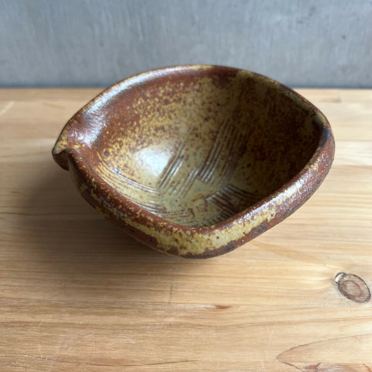上野焼 渡窯 土の野趣あふれる 伊羅保釉（いらぼゆう） 片口向付・中鉢