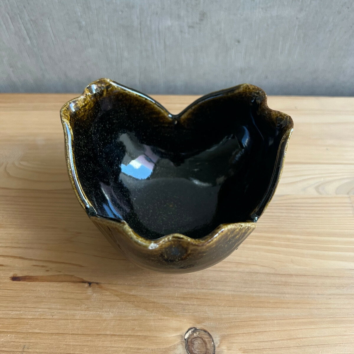 Rakuten - 上野焼 渡窯 割山椒 小鉢（飴釉）艶やかな深みと造形美を楽しむ変形鉢