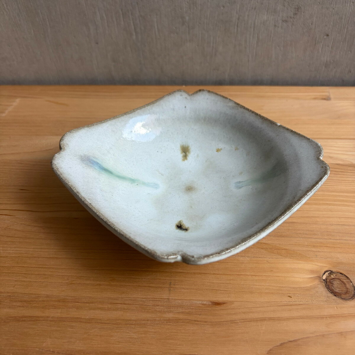 Rakuten - 上野焼 渡窯白に溶け込む淡い彩り 菱形三彩向付 手仕事の造形美