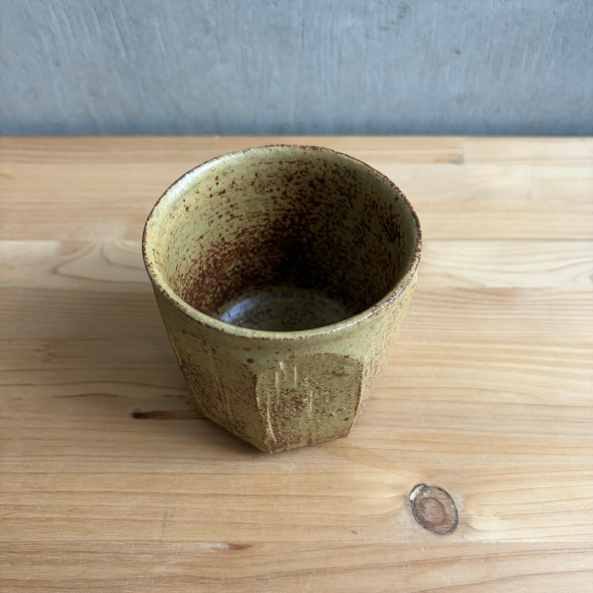 Rakuten - 上野焼 渡窯 土の呼吸を感じる 伊羅保釉 面取ビアカップ 湯呑み