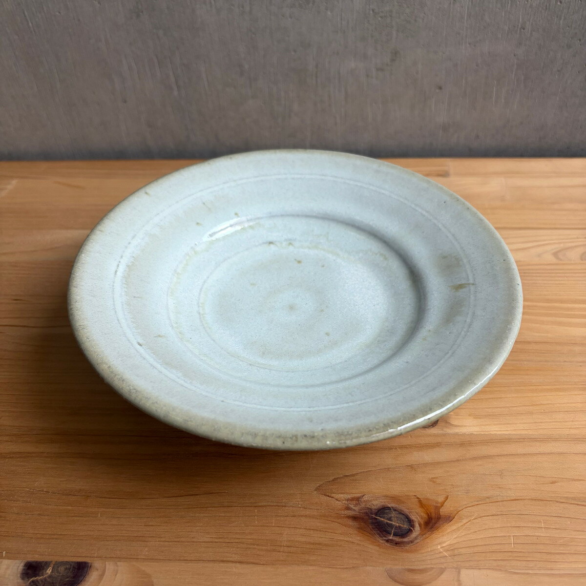 Rakuten - 上野焼 渡窯 波紋が広がるような手仕事の跡 白釉線文皿 6寸 高坏皿