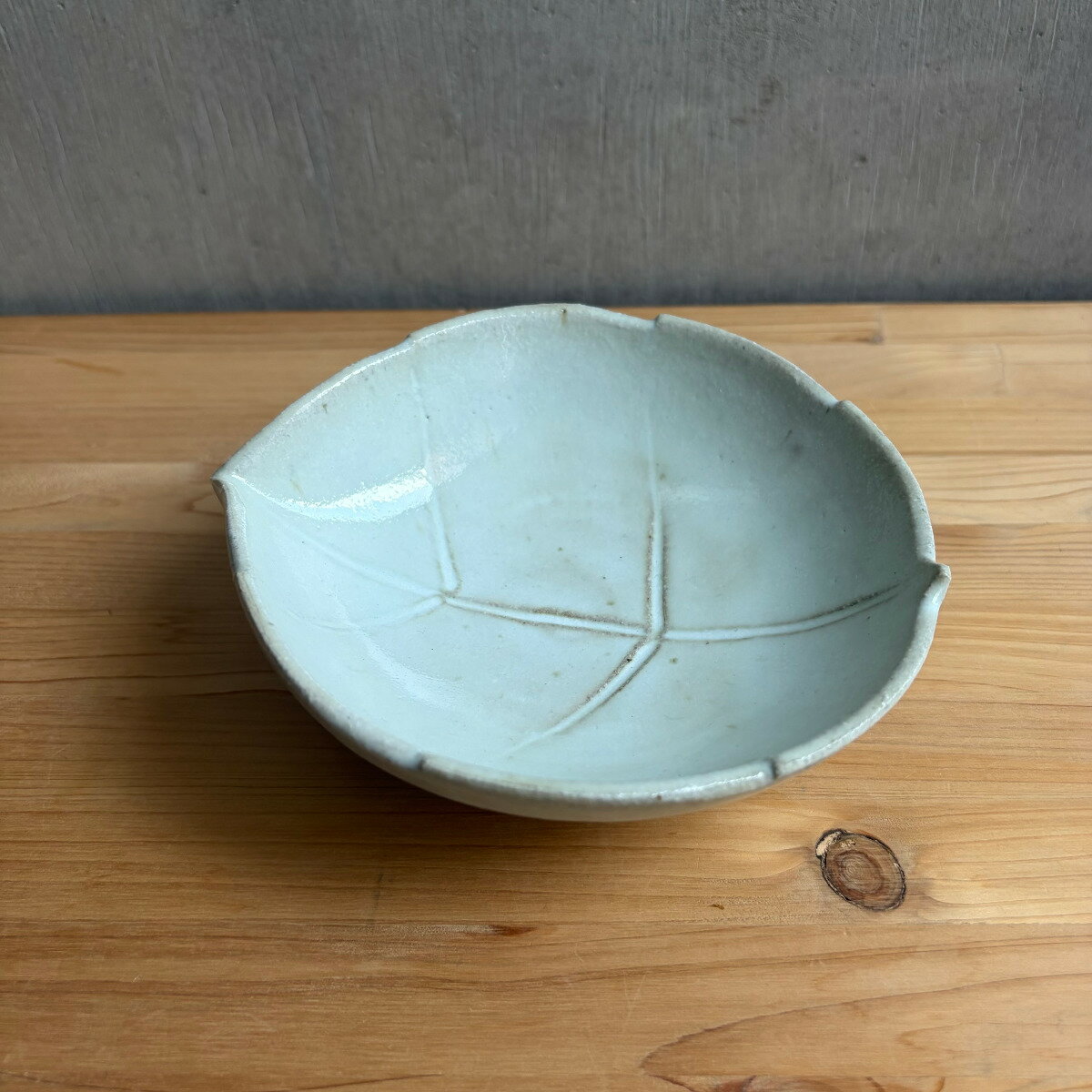 Rakuten - 上野焼 渡窯季節を盛る木の葉の器 白釉変形深皿 向付・中鉢