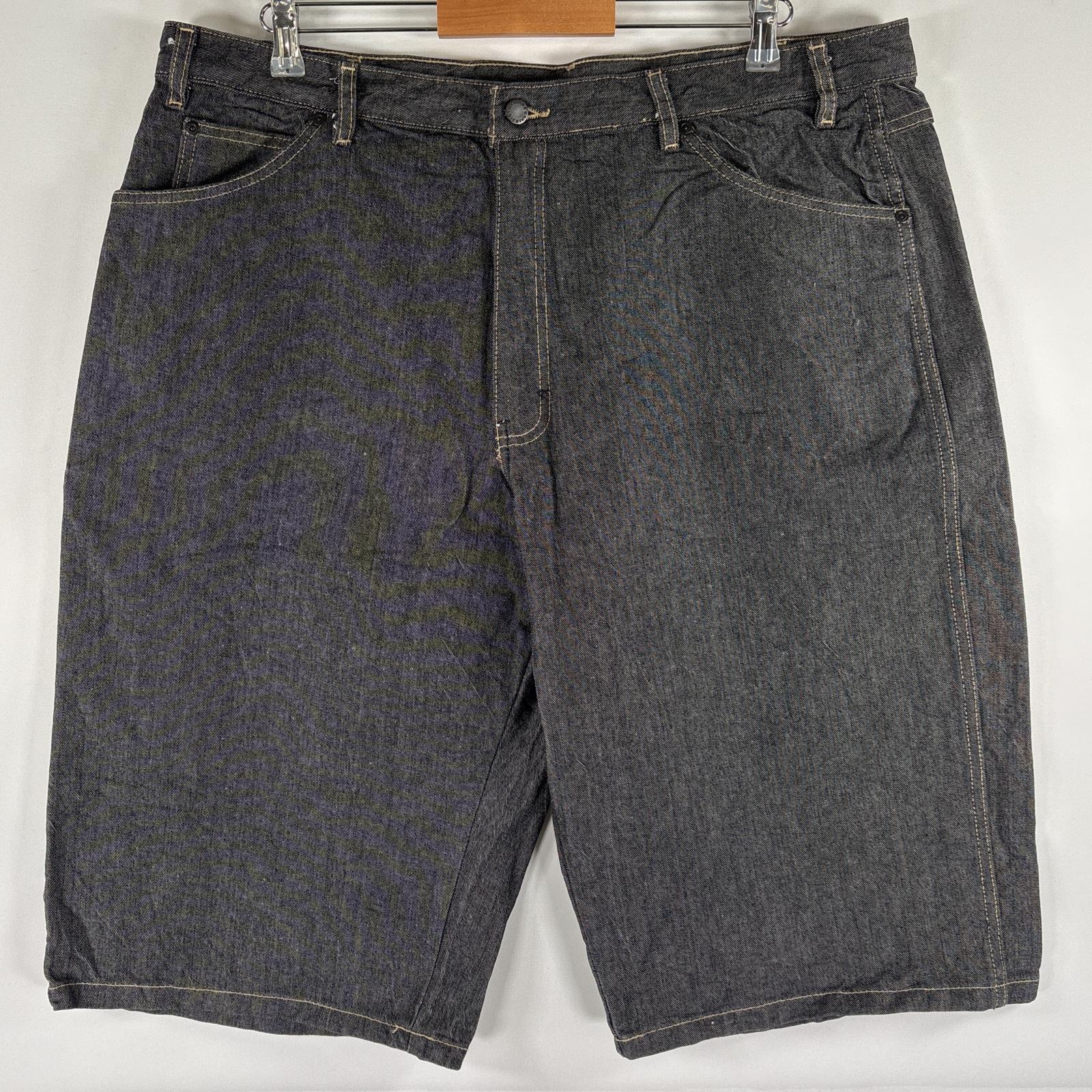 管理番号 OYB0006650 ブランド ディッキーズ / Dickies 対象 メンズ カラー ブラック 季節・シーズン 夏 生産国 メキシコ 素材 コットン100% 総丈 約71.5cm ウエスト 約51cm 股下 約38cm ワタリ幅 約40cm 裾幅 約31cm 採寸注意 採寸データは全て平置き採寸で図っております。ウエスト、胸囲、渡り、裾幅などの実寸は2倍の長さとなります。 海外規格の商品が多いため必ず採寸データを参考にご購入お願いします。 ランク B 全体的に多少の細かな傷や使用感はあるが目立つダメージのない商品 ※商品のダメージ詳細は画像にてご確認ください。 ※USEDですので使用感などございますが、まだまだご愛用していただけます。 古着という事をご理解の上ご注文よろしくお願いします。 状態は当社独自の基準です。 ※ダメージ箇所は文面で表しきれない場合や記入漏れを防ぐため基本は記入しておりません。必ず撮影している画像で商品状態の判断をお願いします。中には見落としがある場合がございますのでご理解の上ご購入よろしくお願いします。 注意点 ・出品商品は海外から輸入した中古品になります。 ・当ショップでは海外製品の古着を販売しているという特性上、同じ表記サイズであっても、日本規格製品と海外規格製品でサイズ感が異なる場合があります。 また、長年の使用・洗濯による縮みが発生している場合があり、タグに表記されているサイズ感とは異なる場合があります。 その他、「ブランド」によってサイズ感が異なる可能性があります。 ・表記サイズについて、省略して記載をすることがあります。 例）タグ表示：LT、L/G　⇒　商品ページの【サイズ表記】項目：L ・サイズ確認を行う際は、【表記サイズ】と併せて弊社基準の【実寸サイズ】と【タグ画像】による確認をお願いいたします。 ※サイズ違いによる返品・返金はお受けいたしませんので、ご自身でサイズを確認してからご購入をお願いいたします。 ・中古品になりますので、商品によって傷や汚れやシミダメージなど使用感など含まれる場合があります。 必ず商品の説明、状態、画像を十分ご確認の上購入をよろしくお願いいたします。 ・画像では照明などで色の識別が少し違う風合いで映る場合があります。 ・1点のご購入から送料無料になります。 発送方法は佐川急便のいずれかで発送になります。 ・飛脚宅急便 ・ゆうパケット