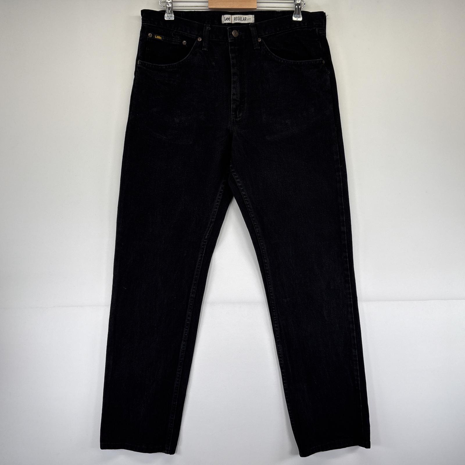 管理番号 OYB0007877 ブランド リー / Lee 対象 メンズ カラー ブラック 季節・シーズン オールシーズン 生産国 メキシコ 素材 コットン100% 総丈 約118cm ウエスト 約47cm 股下 約86cm ワタリ幅 約32cm 裾幅 約20cm 採寸注意 採寸データは全て平置き採寸で図っております。ウエスト、胸囲、渡り、裾幅などの実寸は2倍の長さとなります。 海外規格の商品が多いため必ず採寸データを参考にご購入お願いします。 ランク B 全体的に多少の細かな傷や使用感はあるが目立つダメージのない商品 ※商品のダメージ詳細は画像にてご確認ください。 ※USEDですので使用感などございますが、まだまだご愛用していただけます。 古着という事をご理解の上ご注文よろしくお願いします。 状態は当社独自の基準です。 ※ダメージ箇所は文面で表しきれない場合や記入漏れを防ぐため基本は記入しておりません。必ず撮影している画像で商品状態の判断をお願いします。中には見落としがある場合がございますのでご理解の上ご購入よろしくお願いします。 外側 全体的にやや色褪せ 注意点 ・出品商品は海外から輸入した中古品になります。 ・当ショップでは海外製品の古着を販売しているという特性上、同じ表記サイズであっても、日本規格製品と海外規格製品でサイズ感が異なる場合があります。 また、長年の使用・洗濯による縮みが発生している場合があり、タグに表記されているサイズ感とは異なる場合があります。 その他、「ブランド」によってサイズ感が異なる可能性があります。 ・表記サイズについて、省略して記載をすることがあります。 例）タグ表示：LT、L/G　⇒　商品ページの【サイズ表記】項目：L ・サイズ確認を行う際は、【表記サイズ】と併せて弊社基準の【実寸サイズ】と【タグ画像】による確認をお願いいたします。 ※サイズ違いによる返品・返金はお受けいたしませんので、ご自身でサイズを確認してからご購入をお願いいたします。 ・中古品になりますので、商品によって傷や汚れやシミダメージなど使用感など含まれる場合があります。 必ず商品の説明、状態、画像を十分ご確認の上購入をよろしくお願いいたします。 ・画像では照明などで色の識別が少し違う風合いで映る場合があります。 ・1点のご購入から送料無料になります。 発送方法は佐川急便のいずれかで発送になります。 ・飛脚宅急便 ・ゆうパケット