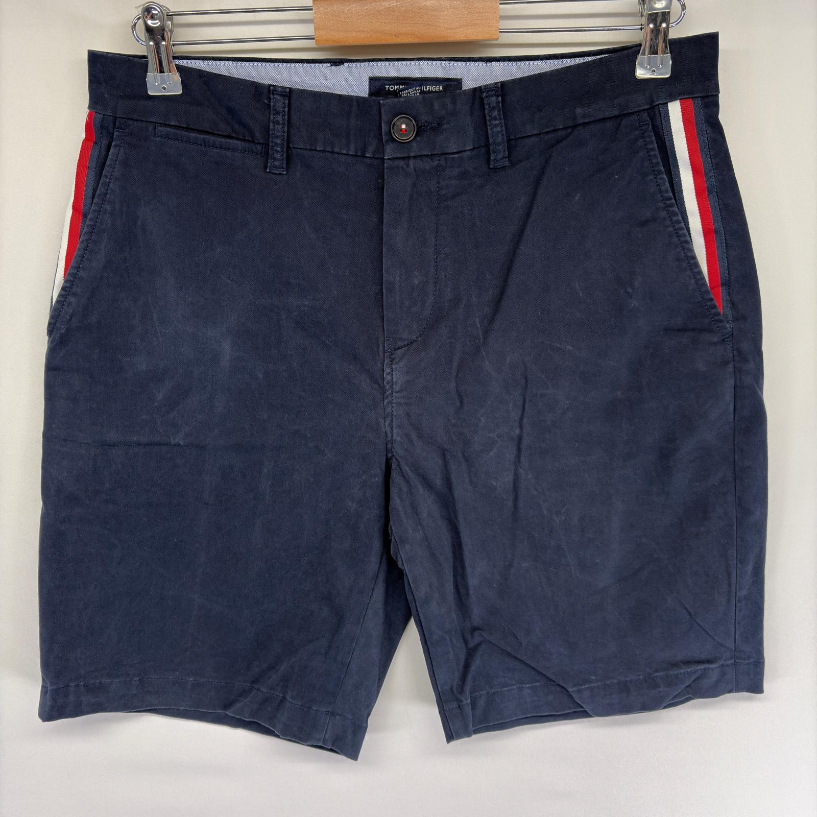 管理番号 ACP0003138 ブランド トミーヒルフィガー / TOMMY HILFIGER 対象 メンズ カラー ネイビー系 季節・シーズン 春夏 生産国 スリランカ 総丈 約50cm ウエスト 約42cm 股下 約22cm ワタリ幅 約28cm 裾幅 約27cm 採寸注意 採寸データは全て平置き採寸で図っております。ウエスト、胸囲、渡り、裾幅などの実寸は2倍の長さとなります。 海外規格の商品が多いため必ず採寸データを参考にご購入お願いします。 商品説明 素材不明 ランク B 全体的に多少の細かな傷や使用感はあるが目立つダメージのない商品 ※商品のダメージ詳細は画像にてご確認ください。 ※USEDですので使用感などございますが、まだまだご愛用していただけます。 古着という事をご理解の上ご注文よろしくお願いします。 状態は当社独自の基準です。 ※ダメージ箇所は文面で表しきれない場合や記入漏れを防ぐため基本は記入しておりません。必ず撮影している画像で商品状態の判断をお願いします。中には見落としがある場合がございますのでご理解の上ご購入よろしくお願いします。 注意点 ・出品商品は海外から輸入した中古品になります。 ・当ショップでは海外製品の古着を販売しているという特性上、同じ表記サイズであっても、日本規格製品と海外規格製品でサイズ感が異なる場合があります。 また、長年の使用・洗濯による縮みが発生している場合があり、タグに表記されているサイズ感とは異なる場合があります。 その他、「ブランド」によってサイズ感が異なる可能性があります。 ・表記サイズについて、省略して記載をすることがあります。 例）タグ表示：LT、L/G　⇒　商品ページの【サイズ表記】項目：L ・サイズ確認を行う際は、【表記サイズ】と併せて弊社基準の【実寸サイズ】と【タグ画像】による確認をお願いいたします。 ※サイズ違いによる返品・返金はお受けいたしませんので、ご自身でサイズを確認してからご購入をお願いいたします。 ・中古品になりますので、商品によって傷や汚れやシミダメージなど使用感など含まれる場合があります。 必ず商品の説明、状態、画像を十分ご確認の上購入をよろしくお願いいたします。 ・画像では照明などで色の識別が少し違う風合いで映る場合があります。 ・1点のご購入から送料無料になります。 発送方法は佐川急便のいずれかで発送になります。 ・飛脚宅急便 ・ゆうパケット