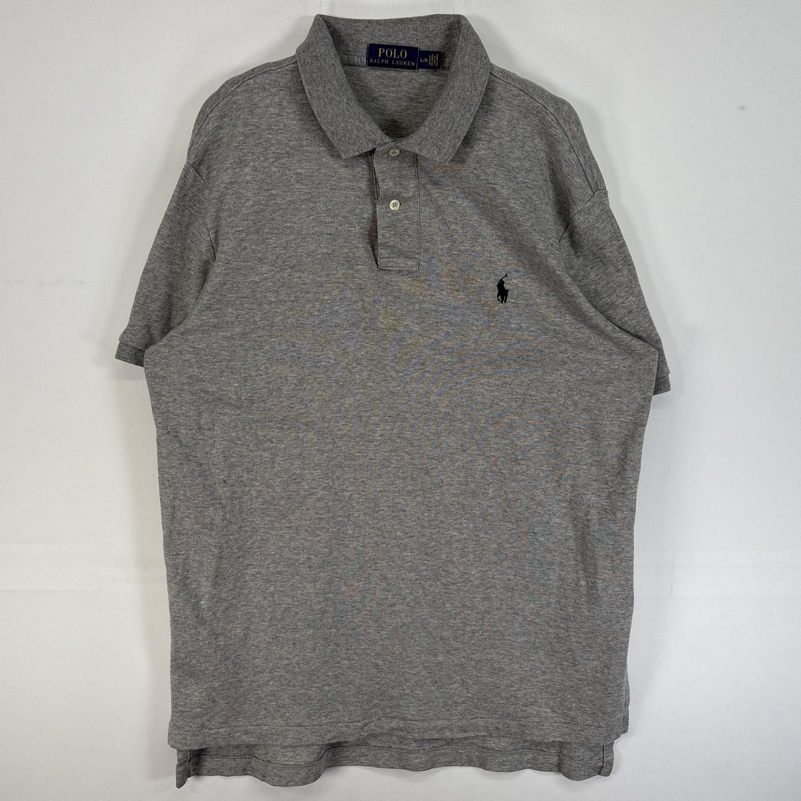 管理番号 STA0004445 ブランド ポロ・ラルフローレン / POLO RALPH LAUREN 対象 メンズ カラー グレー 柄 無地 季節・シーズン 春夏 生産国 スリランカ 素材 コットン100% 表記サイズ L 肩幅 約49cm 着丈 約75cm 身幅 約55cm 袖丈 約21cm 採寸注意 採寸データは全て平置き採寸で図っております。ウエスト、胸囲、渡り、裾幅などの実寸は2倍の長さとなります。 海外規格の商品が多いため必ず採寸データを参考にご購入お願いします。 ランク C 全体的に使用感、部分的に目立つダメージがある商品 ※商品のダメージ詳細は画像にてご確認ください。 ※USEDですので使用感などございますが、まだまだご愛用していただけます。 古着という事をご理解の上ご注文よろしくお願いします。 状態は当社独自の基準です。 ※ダメージ箇所は文面で表しきれない場合や記入漏れを防ぐため基本は記入しておりません。必ず撮影している画像で商品状態の判断をお願いします。中には見落としがある場合がございますのでご理解の上ご購入よろしくお願いします。 外側 左脇腹汚れ 注意点 ・出品商品は海外から輸入した中古品になります。 ・当ショップでは海外製品の古着を販売しているという特性上、同じ表記サイズであっても、日本規格製品と海外規格製品でサイズ感が異なる場合があります。 また、長年の使用・洗濯による縮みが発生している場合があり、タグに表記されているサイズ感とは異なる場合があります。 その他、「ブランド」によってサイズ感が異なる可能性があります。 ・表記サイズについて、省略して記載をすることがあります。 例）タグ表示：LT、L/G　⇒　商品ページの【サイズ表記】項目：L ・サイズ確認を行う際は、【表記サイズ】と併せて弊社基準の【実寸サイズ】と【タグ画像】による確認をお願いいたします。 ※サイズ違いによる返品・返金はお受けいたしませんので、ご自身でサイズを確認してからご購入をお願いいたします。 ・中古品になりますので、商品によって傷や汚れやシミダメージなど使用感など含まれる場合があります。 必ず商品の説明、状態、画像を十分ご確認の上購入をよろしくお願いいたします。 ・画像では照明などで色の識別が少し違う風合いで映る場合があります。 ・1点のご購入から送料無料になります。 発送方法は佐川急便のいずれかで発送になります。 ・飛脚宅急便 ・ゆうパケット