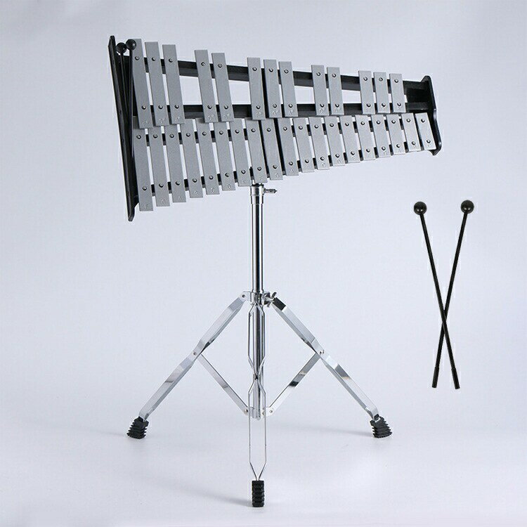 【商品コード】:【カラー】シルバー【32音タイプ】コストパフォーマンスに優れた初心者にもおすすめのグロッケンです。グロッケンの中では柔らかめの音がします。幹音・半音に段差が有るノーマルデザインで、よりハイクオリティーサウンドを実現。【軽量コンパクト】付属専用ポータブルキャリングバッグは、楽器の持ち運びや保管を大変便利にしてくれます。折りたたみ式の設計で、演奏しない時には折り畳んで収納できるので場所をとらず、部屋の隅に置くだけでスペースを節約できます。【幅広い場面で活躍】イベントや発表会などで使用できる折畳み可能な鉄琴は、子供からシニアまで様々な場面で幅広く楽しめます。初心者にとっても習得しやすいタイプで、澄んだ透明な音色がきっと誰もが耳を傾けたくなる響きを是非様々なシーンでお楽しみ下さい。【高品質】グロッケンシュピールの音板材として最も相応しい特殊アルミニウムを採用。また、特殊な熱処理を施して、縁の部分が滑らかな作りで、キズが付きにくい設計が特徴になります。一音一音、正確できれいなピッチを合わせるために職人の手によって微調整が施されるほど丁寧に心を込めて作られた楽器です。※簡易包装となりますのでご理解の程よろしくお願いします。※手動測定による1〜3cmの測定偏差を許容してください。※モニターや光の効果が異なるため、実際の色は写真の色と若干異なる場合があります。※仕様・デザインは改良のため予告なく変更することがあります。32音 鉄琴 グロッケン 音楽打楽器