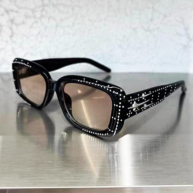 乐天商城 - レディース レトロ キャットアイ サングラス 長方形 フレーム 高級感 個性的 マルチ スタッズ ジルコニア UV カット スタイリッシュ アクセサリー