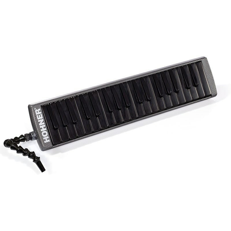 楽器種別：新品鍵盤ハーモニカ/Hohner 商品一覧＞＞鍵盤ハーモニカ【5，000円〜20，000円】 商品一覧＞＞楽器・機材好きが集まる! イケベの鍵盤＆DTM・REC専門店です！Melodica Airboard Carbon 37【37鍵盤】(お取り寄せ商品) Hohner 電子ピアノ・その他鍵盤楽器 鍵盤ハーモニカ商品説明※こちらのモデルは37鍵盤になります。★MELODICA AIRBOARD CARBON斬新なデザインで目立ちたがり屋さんの心をワシヅカミにしたメロディカ・エアボードシリーズに、シック＆モダンなカーボンライクなデザインを施した新製品「エアボード・カーボン」が登場。エアボードシリーズの特徴の一つである「BlowFlow／ブロウフロウ」と名付けられたフレキシブルマウスピースと専用ソフトケースが付属します。■仕様( 32 Keys / f - f3 )イケベカテゴリ_キーボード_鍵盤ハーモニカ_Hohner_新品 JAN:4009126770961 登録日:2021/10/22 鍵盤ハーモニカ メロディカ ホーナー