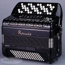 楽器種別：新品アコーディオン/RONNIE 商品一覧＞＞アコーディオン【275，000円〜520，000円】 商品一覧＞＞楽器・機材好きが集まる! イケベの鍵盤＆DTM・REC専門店です！Emily96 RONNIE 電子ピアノ・その他鍵盤楽器 アコーディオン商品説明☆本場イタリアの素材を用いた新クラス・ボタン式アコーディオン！アコーディオン生産の本場であるイタリアから、主要なパーツ素材を生産地へ取り寄せ作られた新たなブランド「RONNIE」のボタン式アコーディオン「Emily96」が遂に発売！本場イタリアの職人によって作られたアコーディオンは非常に物が良いですが、質と共に価格もそれに応じた物となっています。アジアの生産地のパーツを用いて製造まで行なわれた物は安価で、一般的に入門機のクオリティと認識されていますが、これまでイタリア製との間の価格帯を埋めるモデルは存在していませんでした。「入門機より質が高く、イタリア製ほど高価ではない物」というご要望にお応え出来るアコーディオンが遂に登場したのです。それがこの「RONNIE」ブランドのアコーディオン。イタリアから提供されたパーツを用いて製造された本モデルは正に「中間」の位置付けに相応しい物となっています。イタリアの老舗ブランドを彷彿とさせるボタンパーツやシステムは、アコーディオンユーザーにも馴染み深い仕様です。一般的に入門用ボタン式アコーディオンは右手側のボタンに小さい物が使用されている事が多いのですが、この「Emily96」はイタリア製で主に用いられる大型のボタンが採用されています。その為、運指面でも小型ボタンに比べてミスタッチが起きにくく、触り心地の良い物に仕上がっています。本格派をお求めの方にはこれまで通りイタリア製をお薦め致しますが、そこまでの予算はという方にはこの「RONNIE」がお薦めです。「脱入門モデル」をお考えの方、入門機としてもなるべく予算を抑えつつ、イタリア製になるべく近い物をお探しの方は是非「RONNIE Emily96」をご検討ください。■主な仕様右手：70ボタン(41音 F-A) C-System左手：96ベース(Standard Bass)リードセット：右手3セット M.M.L / 左手4セットサイズ：42(W)×19(D)×42(H)cm重量：9.2kg※サイズ・重量につきましては実測値につき、僅かに誤差がある場合がございます。■生産地：中国■付属品：ストラップ、リュック型ソフトケース■保証期間：当店6ヶ月◆ご注意◆アコースティック楽器の製造に伴い、新品の時点で僅かな擦り傷や汚れ等が見られる場合がございます。製造上発生する物につき、外装の状態や個体差等による返品・交換には応じられません。イケベカテゴリ_キーボード_アコーディオン_RONNIE_新品 JAN:2500110003543 登録日:2021/02/24 アコーディオン アコーデオン ロニー ブガリ Bugari