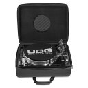 楽器種別：新品レコード・CD・その他DJ機材用ケース/UDG 商品一覧＞＞レコード・CD・その他DJ機材用ケース【10，000円〜25，000円】 商品一覧＞＞楽器・機材好きが集まる! イケベの鍵盤＆DTM・REC専門店です！U8308BL Creator ターンテーブルハードケース 【SL-1200シリーズ / PLX-1000等に対応するケース】 UDG DJ機器 DJ用ケース・バッグ商品説明UDGは過酷なツアーにも耐えうる、頑丈に設計された超軽量のEVAハードケースプロテクターを開発しました。UDG Creator Turntable ハードケース Blackは、防水性の高いナイロンの外装と超軽量EVA素材で構成されており、傷や液体から大切なターンテーブルを保護します。プロフェッショナルDJターンテーブルに専用設計されたこのケースは、可搬性にも長け、移動が多いDJ、ミュージシャンに特に適しています。【対応機種】Technics SL-1200MK7、SL-1200MK6、SL-1200 MK5、SL-1200 MK4、SL-1200 MK3、SL-1200 MK2、SL-1200GR、SL-1200GAEDenon VL12 Prime、SC6000、Pioneer PLX-1000、PLX-500、CDJ-3000、Reloop RP-8000 MK2、RP-8000 Straight、RP-8000、Reloop RP-1000M、RP-1000 MK2、RP-2000 MK2、RP-2000 USB MK2、RP-4000 MK2、RP-7000、RP-7000 MK2、RP-7000 MK2 GLD、RP-7000 MK2 SilverAudio Technica LP120-USB、LP120XUSB、LP1240-USBXP、LP1240-USB、LP140XP、LP3、LP5、LP7、LPW40WNStanton STR8-150、ST-150、T.52、T.55 USB、T.62、T.92 USBMixars STA、LTAVestax PDX-3000、PDX-3000Mix、PDX-3000MKIIほか、これらと同等サイズのターンテーブルに対応【主な仕様】カラー：ブラック重量：1.72kg外寸：52 x 43.5 x 20 cm内寸：46 x 37.5 x 17 cm素材：デュラショックEVA内装：ソフトフリース。揺れや衝撃のダメージから機器を保護する、底面へ取り外し可能なエッグフォームクレートその他：キャリーハンドル搭載、ショルダーストラップ付属、グリップしやすいジッパーを採用※画像内の機材は付属いたしません。※店頭、または通信販売にて売却後、敏速な削除は心掛けておりますが、web上から削除をする際どうしてもタイムラグが発生してしまいます。万が一商品が売切れてしまう場合もございますので予めご了承ください。イケベカテゴリ_DJ機器_レコード・CD・その他DJ機材用ケース_UDG_新品 JAN:8718969211574 登録日:2019/05/22 DJ関連