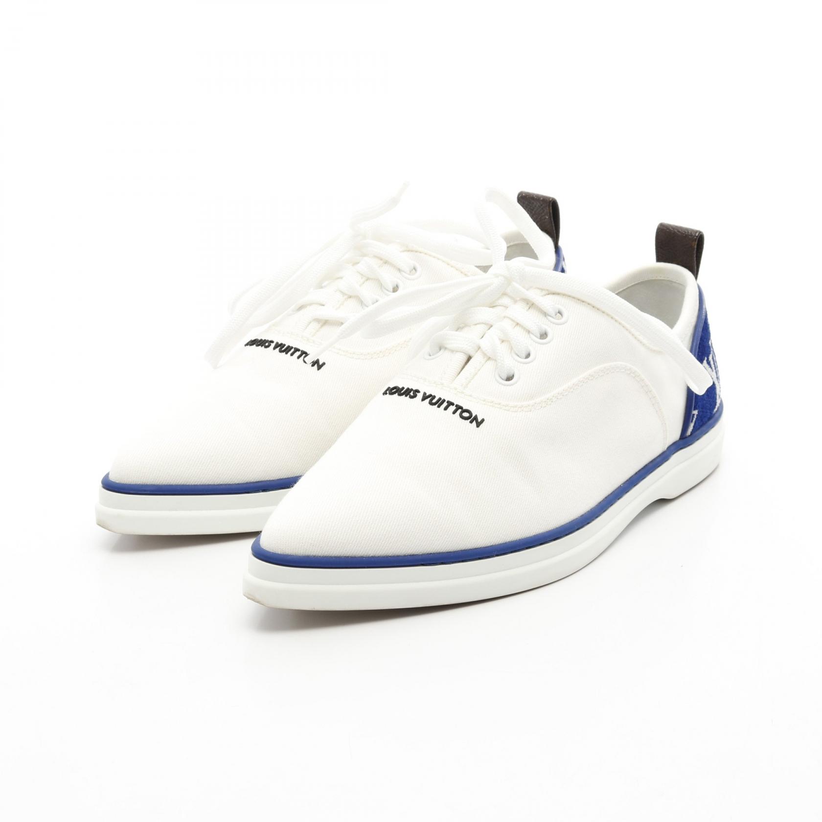 商品番号　2120900018979 ルイ・ヴィトン LOUIS VUITTON マッチポイント ライン スニーカー 靴 キャンバス ホワイト系 / ブルー系 【中古】 ブランド ルイ・ヴィトン LOUIS VUITTON 品名 ルイ・ヴィトン LOUIS VUITTON マッチポイント ライン スニーカー 靴 キャンバス ホワイト系 / ブルー系 【中古】 型番 - サイズ 表記サイズ：38、海外靴サイズ：38サイズについて>> 素材 キャンバス カラー ホワイト系 / ブルー系 製造番号 - 仕様 - 付属品 - 特記事項 衣料品ですので、わずかなほつれ・保存時の折ジワ等は予めご了承下さい。実寸表記ですが若干の誤差が生じる場合がございます。サイズ、素材、状態等、ご不明な点がございましましたら、お気軽にお問い合わせください。 区分 レディース：スニーカー 商品状態 Aランク 商品詳細 特筆するダメージ：若干の使用感、傷、擦れ、汚れが見られます お問い合わせ番号 2120900018979 状態ランク A N ＜新品＞メーカーや卸売業者より仕入れした新品商品 S ＜新品同様品＞保管や展示に伴うダメージ等はあるが、使用や着用の形跡がない商品 A ＜状態の良い中古品＞多少の傷、汚れ、使用感等あるが、状態の良い商品 B ＜使用感のある中古品＞全体的に傷、汚れ、などがあり使用感等がある商品 C ＜使用感が強い中古品＞かなりの傷、汚れ、などがあり使用感が強い商品