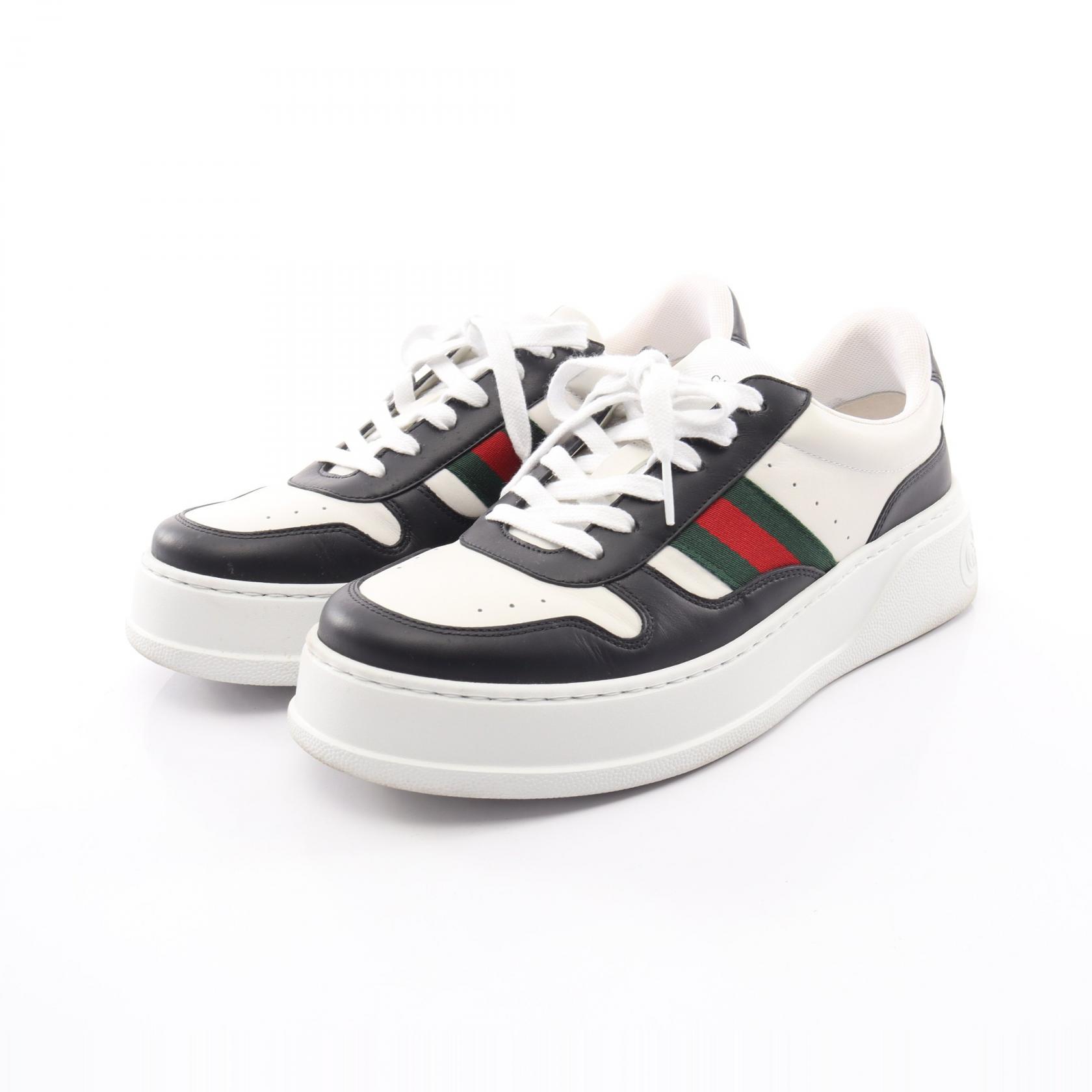 商品番号　2101220119829 グッチ GUCCI チャンキー スニーカー 靴 レザー ブラック系 / ホワイト系 / マルチカラー 【中古】 ブランド グッチ GUCCI 品名 グッチ GUCCI チャンキー スニーカー 靴 レザー ブラック系 / ホワイト系 / マルチカラー 【中古】 型番 - サイズ 表記サイズ：7 1/2、海外靴サイズ：7 1/2、ヒール高：4.5cmサイズについて>> 素材 レザー カラー ブラック系 / ホワイト系 / マルチカラー 製造番号 - 仕様 - 付属品 - 特記事項 区分 メンズ：スニーカー 商品状態 Aランク 商品詳細 特筆するダメージ：若干の使用感、傷、擦れ、汚れが見られます お問い合わせ番号 2101220119829 状態ランク A N ＜新品＞メーカーや卸売業者より仕入れした新品商品 S ＜新品同様品＞保管や展示に伴うダメージ等はあるが、使用や着用の形跡がない商品 A ＜状態の良い中古品＞多少の傷、汚れ、使用感等あるが、状態の良い商品 B ＜使用感のある中古品＞全体的に傷、汚れ、などがあり使用感等がある商品 C ＜使用感が強い中古品＞かなりの傷、汚れ、などがあり使用感が強い商品