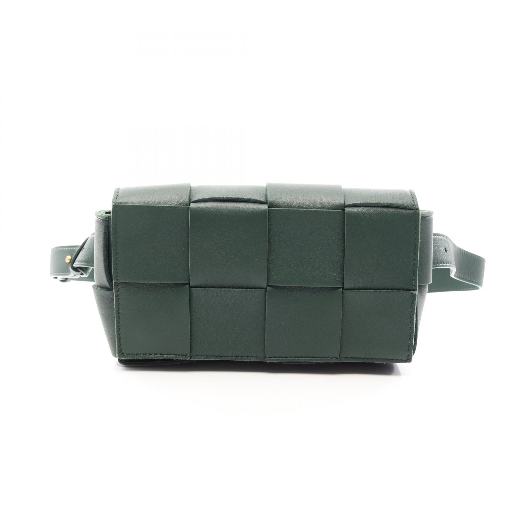 【15%OFFクーポン対象 8/24 20時〜8/27 9:59】ボッテガヴェネタ BOTTEGA VENETA カセット ベルトバッグ マキシイントレチャート ウエストバッグ ボディバッグ バッグ レザー グリーン系 668572 【中古】