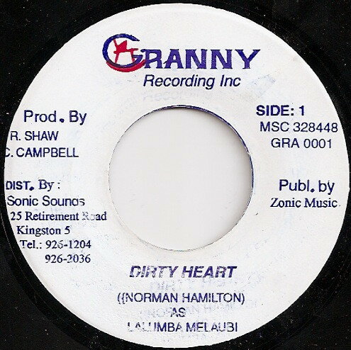 ・アーティスト Lalumba Melaubi ・タイトル Dirty Heart ・レーベル・型番 Granny Recording Inc GRA0001 ・フォーマット 7インチレコード ・コンディション(盤) 良い (VG+) ・コンディション(ジャケット) プレインカバー（元ジャケット／カバー無し） ・コンディション(帯) オビなし ・特記事項 サンプル画像です。実際の商品の画像ではありません 商品写真はバーコード/カタログ番号に対応したサンプル画像ですので、お送りする商品の画像ではありません。帯やライナーなどの付属品は、特記事項に記載されている場合のみ含まれます。プロモやカラーレコードなどの仕様についても、該当する場合のみ特記事項に記載しています。 【ご購入前に必ずご確認ください】 ・本店サイト(www.recordcity.jp)とは価格、送料が違います ・本店サイト、その他支店のオーダーとは同梱発送できません ・注文確定後に別の注文を頂いた場合、注文同士の同梱は致しかねます。 ・別倉庫から発送しているため、店頭受け渡しは対応しておりません ・一部商品は他の通販サイトでも販売しているため、ご注文のタイミングによっては商品のご用意ができない場合がございます。 ・土日祝日はお休みです 金曜・祝前日9時以降のご連絡またはご入金は、返答または発送が週明け・祝日明けに順次対応となります。 ・ご購入後のキャンセル不可 ご購入後のキャンセルはいかなる理由においてもお受けできません。ご了承の上、ご購入くださいませ。 ・日本郵便(ゆうパック/ゆうメール)によるお届けになります。 ・中古品であることをご理解ください 当ストアでは中古商品を主に販売しております。中古品であることをご理解の上ご購入ください。また、一部商品はRecordCityオンラインストアで試聴可能です。 ・返品について お客様のご都合による返品は一切承っておりません。 表記の内容と実際の商品に相違がある場合、また針飛び等で返品・返金をご希望される場合は、商品の到着後1週間以内にご連絡ください。商品の返送をこちらで確認後、キャンセル・返金を行います。 コンディションVG以下の商品は返品できません。プレイに影響のない表面のこすれ傷、プレス起因のノイズ盤は返品の対象外です。 【コンディション表記】 ・ほぼ新品(M-)(Like New) 完全な新品。未使用。当店ではほぼ使用しません ・非常に良い(EX)(Excellent) 中古盤として美品な状態。わずかな経年を感じるものの傷みを感じさせない、当店基準で最高の状態 ・良い(VG+)(Very Good Plus) 丁寧に扱われた中古品で、軽い使用感がみられる。 ・可(VG)(Acceptable) 使い込まれた中古品で、「良い」よりもさらに使用感がみられる。 ・悪い(VG-)(Bad) 状態が悪いアイテム。使用の保障はなく、再生不可、針飛び、目立つノイズがあるかもしれない。状態によるクレーム不可。返品不可。 ・非常に悪い(G)(Very Bad) 「悪い」よりさらに状態が悪いアイテム。使用の保障はなく、再生不可、針飛び、目立つノイズがあるかもしれない。状態によるクレーム不可。返品不可。 ・ジャンク(Fair)(Junk/Fair) 割れている、反っている、水ダメージがある、カビ、ジャケットが分離している、ひどい書き込み、ひどい擦れなど最低の状態。使用の保障はなく、再生不可、針飛び、目立つノイズがあるかもしれない。状態によるクレーム不可。返品不可。 ・ジャンク(Poor)(Junk/Poor) 割れている、反っている、水ダメージがある、カビ、ジャケットが分離している、ひどい書き込み、ひどい擦れなど最低の状態。使用の保障はなく、再生不可、針飛び、目立つノイズがあるかもしれない。状態によるクレーム不可。返品不可。