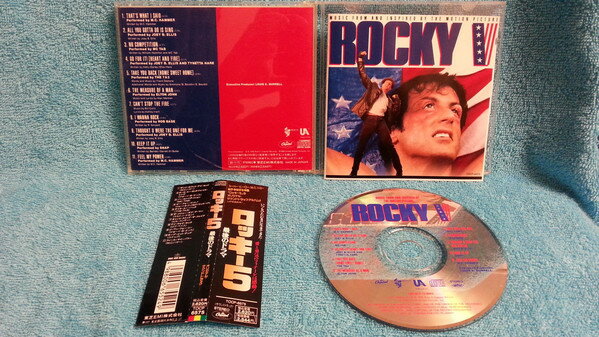 ・アーティスト Various ・タイトル Rocky V (Music From And Inspired By The Motion Picture) ・レーベル・型番 CAPITOL TOCP6575 ・フォーマット CD ・コンディション(盤) 良い (VG+) ・コンディション(ジャケット) ・コンディション(帯) オビなし ・特記事項 【ケース擦れ】【ケース変色】【盤に小さいキズ】 サンプル画像です。実際の商品の画像ではありません 商品写真はバーコード/カタログ番号に対応したサンプル画像ですので、お送りする商品の画像ではありません。帯やライナーなどの付属品は、特記事項に記載されている場合のみ含まれます。プロモやカラーレコードなどの仕様についても、該当する場合のみ特記事項に記載しています。 【ご購入前に必ずご確認ください】 ・本店サイト(www.recordcity.jp)とは価格、送料が違います ・本店サイト、その他支店のオーダーとは同梱発送できません ・注文確定後に別の注文を頂いた場合、注文同士の同梱は致しかねます。 ・別倉庫から発送しているため、店頭受け渡しは対応しておりません ・一部商品は他の通販サイトでも販売しているため、ご注文のタイミングによっては商品のご用意ができない場合がございます。 ・土日祝日はお休みです 金曜・祝前日9時以降のご連絡またはご入金は、返答または発送が週明け・祝日明けに順次対応となります。 ・ご購入後のキャンセル不可 ご購入後のキャンセルはいかなる理由においてもお受けできません。ご了承の上、ご購入くださいませ。 ・日本郵便(ゆうパック/ゆうメール)によるお届けになります。 ・中古品であることをご理解ください 当ストアでは中古商品を主に販売しております。中古品であることをご理解の上ご購入ください。また、一部商品はRecordCityオンラインストアで試聴可能です。 ・返品について お客様のご都合による返品は一切承っておりません。 表記の内容と実際の商品に相違がある場合、また針飛び等で返品・返金をご希望される場合は、商品の到着後1週間以内にご連絡ください。商品の返送をこちらで確認後、キャンセル・返金を行います。 コンディションVG以下の商品は返品できません。プレイに影響のない表面のこすれ傷、プレス起因のノイズ盤は返品の対象外です。 【コンディション表記】 ・ほぼ新品(M-)(Like New) 完全な新品。未使用。当店ではほぼ使用しません ・非常に良い(EX)(Excellent) 中古盤として美品な状態。わずかな経年を感じるものの傷みを感じさせない、当店基準で最高の状態 ・良い(VG+)(Very Good Plus) 丁寧に扱われた中古品で、軽い使用感がみられる。 ・可(VG)(Acceptable) 使い込まれた中古品で、「良い」よりもさらに使用感がみられる。 ・悪い(VG-)(Bad) 状態が悪いアイテム。使用の保障はなく、再生不可、針飛び、目立つノイズがあるかもしれない。状態によるクレーム不可。返品不可。 ・非常に悪い(G)(Very Bad) 「悪い」よりさらに状態が悪いアイテム。使用の保障はなく、再生不可、針飛び、目立つノイズがあるかもしれない。状態によるクレーム不可。返品不可。 ・ジャンク(Fair)(Junk/Fair) 割れている、反っている、水ダメージがある、カビ、ジャケットが分離している、ひどい書き込み、ひどい擦れなど最低の状態。使用の保障はなく、再生不可、針飛び、目立つノイズがあるかもしれない。状態によるクレーム不可。返品不可。 ・ジャンク(Poor)(Junk/Poor) 割れている、反っている、水ダメージがある、カビ、ジャケットが分離している、ひどい書き込み、ひどい擦れなど最低の状態。使用の保障はなく、再生不可、針飛び、目立つノイズがあるかもしれない。状態によるクレーム不可。返品不可。