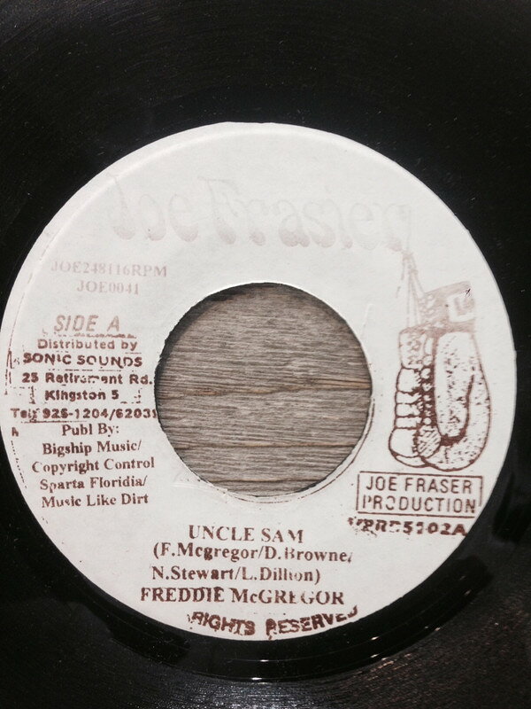 ・アーティスト Freddie McGregor ・タイトル Uncle Sam ・レーベル・型番 Joe Frasier, Joe Frasier JOE0041 ・フォーマット 7" ・コンディション(盤) 良い (VG+) ・コンディション(ジャケット) ・コンディション(帯) オビなし ・特記事項 【Engine 54】 サンプル画像です。実際の商品の画像ではありません 商品写真はバーコード/カタログ番号に対応したサンプル画像ですので、お送りする商品の画像ではありません。帯やライナーなどの付属品は、特記事項に記載されている場合のみ含まれます。プロモやカラーレコードなどの仕様についても、該当する場合のみ特記事項に記載しています。 【ご購入前に必ずご確認ください】 ・本店サイト(www.recordcity.jp)とは価格、送料が違います ・本店サイト、その他支店のオーダーとは同梱発送できません ・注文確定後に別の注文を頂いた場合、注文同士の同梱は致しかねます。 ・別倉庫から発送しているため、店頭受け渡しは対応しておりません ・一部商品は他の通販サイトでも販売しているため、ご注文のタイミングによっては商品のご用意ができない場合がございます。 ・土日祝日はお休みです 金曜・祝前日9時以降のご連絡またはご入金は、返答または発送が週明け・祝日明けに順次対応となります。 ・ご購入後のキャンセル不可 ご購入後のキャンセルはいかなる理由においてもお受けできません。ご了承の上、ご購入くださいませ。 ・日本郵便(ゆうパック/ゆうメール)によるお届けになります。 ・中古品であることをご理解ください 当ストアでは中古商品を主に販売しております。中古品であることをご理解の上ご購入ください。また、一部商品はRecordCityオンラインストアで試聴可能です。 ・返品について お客様のご都合による返品は一切承っておりません。 表記の内容と実際の商品に相違がある場合、また針飛び等で返品・返金をご希望される場合は、商品の到着後1週間以内にご連絡ください。商品の返送をこちらで確認後、キャンセル・返金を行います。 コンディションVG以下の商品は返品できません。プレイに影響のない表面のこすれ傷、プレス起因のノイズ盤は返品の対象外です。 【コンディション表記】 ・ほぼ新品(M-)(Like New) 完全な新品。未使用。当店ではほぼ使用しません ・非常に良い(EX)(Excellent) 中古盤として美品な状態。わずかな経年を感じるものの傷みを感じさせない、当店基準で最高の状態 ・良い(VG+)(Very Good Plus) 丁寧に扱われた中古品で、軽い使用感がみられる。 ・可(VG)(Acceptable) 使い込まれた中古品で、「良い」よりもさらに使用感がみられる。 ・悪い(VG-)(Bad) 状態が悪いアイテム。使用の保障はなく、再生不可、針飛び、目立つノイズがあるかもしれない。状態によるクレーム不可。返品不可。 ・非常に悪い(G)(Very Bad) 「悪い」よりさらに状態が悪いアイテム。使用の保障はなく、再生不可、針飛び、目立つノイズがあるかもしれない。状態によるクレーム不可。返品不可。 ・ジャンク(Fair)(Junk/Fair) 割れている、反っている、水ダメージがある、カビ、ジャケットが分離している、ひどい書き込み、ひどい擦れなど最低の状態。使用の保障はなく、再生不可、針飛び、目立つノイズがあるかもしれない。状態によるクレーム不可。返品不可。 ・ジャンク(Poor)(Junk/Poor) 割れている、反っている、水ダメージがある、カビ、ジャケットが分離している、ひどい書き込み、ひどい擦れなど最低の状態。使用の保障はなく、再生不可、針飛び、目立つノイズがあるかもしれない。状態によるクレーム不可。返品不可。