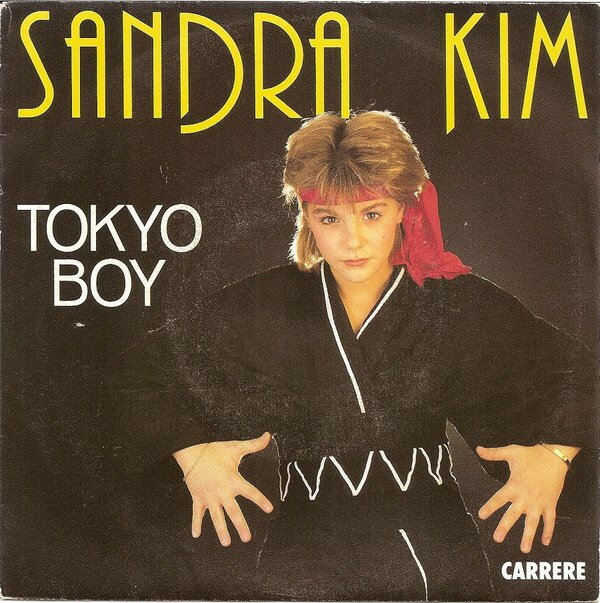 ・アーティスト Sandra Kim ・タイトル Tokyo Boy ・レーベル・型番 Carrere 14116 ・フォーマット 7インチレコード ・コンディション(盤) 良い (VG+) ・コンディション(ジャケット) 良い (VG+) ・コンディション(帯) オビなし ・特記事項 【表カバーに小さな書き込み】 サンプル画像です。実際の商品の画像ではありません 商品写真はバーコード/カタログ番号に対応したサンプル画像ですので、お送りする商品の画像ではありません。帯やライナーなどの付属品は、特記事項に記載されている場合のみ含まれます。プロモやカラーレコードなどの仕様についても、該当する場合のみ特記事項に記載しています。 【ご購入前に必ずご確認ください】 ・本店サイト(www.recordcity.jp)とは価格、送料が違います ・本店サイト、その他支店のオーダーとは同梱発送できません ・注文確定後に別の注文を頂いた場合、注文同士の同梱は致しかねます。 ・別倉庫から発送しているため、店頭受け渡しは対応しておりません ・一部商品は他の通販サイトでも販売しているため、ご注文のタイミングによっては商品のご用意ができない場合がございます。 ・土日祝日はお休みです 金曜・祝前日9時以降のご連絡またはご入金は、返答または発送が週明け・祝日明けに順次対応となります。 ・ご購入後のキャンセル不可 ご購入後のキャンセルはいかなる理由においてもお受けできません。ご了承の上、ご購入くださいませ。 ・日本郵便(ゆうパック/ゆうメール)によるお届けになります。 ・中古品であることをご理解ください 当ストアでは中古商品を主に販売しております。中古品であることをご理解の上ご購入ください。また、一部商品はRecordCityオンラインストアで試聴可能です。 ・返品について お客様のご都合による返品は一切承っておりません。 表記の内容と実際の商品に相違がある場合、また針飛び等で返品・返金をご希望される場合は、商品の到着後1週間以内にご連絡ください。商品の返送をこちらで確認後、キャンセル・返金を行います。 コンディションVG以下の商品は返品できません。プレイに影響のない表面のこすれ傷、プレス起因のノイズ盤は返品の対象外です。 【コンディション表記】 ・ほぼ新品(M-)(Like New) 完全な新品。未使用。当店ではほぼ使用しません ・非常に良い(EX)(Excellent) 中古盤として美品な状態。わずかな経年を感じるものの傷みを感じさせない、当店基準で最高の状態 ・良い(VG+)(Very Good Plus) 丁寧に扱われた中古品で、軽い使用感がみられる。 ・可(VG)(Acceptable) 使い込まれた中古品で、「良い」よりもさらに使用感がみられる。 ・悪い(VG-)(Bad) 状態が悪いアイテム。使用の保障はなく、再生不可、針飛び、目立つノイズがあるかもしれない。状態によるクレーム不可。返品不可。 ・非常に悪い(G)(Very Bad) 「悪い」よりさらに状態が悪いアイテム。使用の保障はなく、再生不可、針飛び、目立つノイズがあるかもしれない。状態によるクレーム不可。返品不可。 ・ジャンク(Fair)(Junk/Fair) 割れている、反っている、水ダメージがある、カビ、ジャケットが分離している、ひどい書き込み、ひどい擦れなど最低の状態。使用の保障はなく、再生不可、針飛び、目立つノイズがあるかもしれない。状態によるクレーム不可。返品不可。 ・ジャンク(Poor)(Junk/Poor) 割れている、反っている、水ダメージがある、カビ、ジャケットが分離している、ひどい書き込み、ひどい擦れなど最低の状態。使用の保障はなく、再生不可、針飛び、目立つノイズがあるかもしれない。状態によるクレーム不可。返品不可。