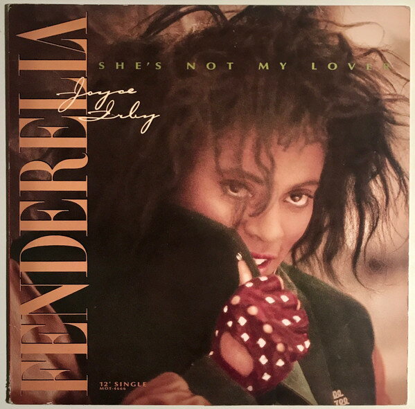 ・アーティスト Joyce "Fenderella" Irby ・タイトル She's Not My Lover ・レーベル・型番 Motown MOT4666 ・フォーマット 12" ・コンディション(盤) 良い (VG+) ・コンディション(ジャケット) 良い (VG+) ・コンディション(帯) オビなし ・特記事項 【盤にヘアライン】【カバー折れ/しわ】 サンプル画像です。実際の商品の画像ではありません 商品写真はバーコード/カタログ番号に対応したサンプル画像ですので、お送りする商品の画像ではありません。帯やライナーなどの付属品は、特記事項に記載されている場合のみ含まれます。プロモやカラーレコードなどの仕様についても、該当する場合のみ特記事項に記載しています。 【ご購入前に必ずご確認ください】 ・本店サイト(www.recordcity.jp)とは価格、送料が違います ・本店サイト、その他支店のオーダーとは同梱発送できません ・注文確定後に別の注文を頂いた場合、注文同士の同梱は致しかねます。 ・別倉庫から発送しているため、店頭受け渡しは対応しておりません ・一部商品は他の通販サイトでも販売しているため、ご注文のタイミングによっては商品のご用意ができない場合がございます。 ・土日祝日はお休みです 金曜・祝前日9時以降のご連絡またはご入金は、返答または発送が週明け・祝日明けに順次対応となります。 ・ご購入後のキャンセル不可 ご購入後のキャンセルはいかなる理由においてもお受けできません。ご了承の上、ご購入くださいませ。 ・日本郵便(ゆうパック/ゆうメール)によるお届けになります。 ・中古品であることをご理解ください 当ストアでは中古商品を主に販売しております。中古品であることをご理解の上ご購入ください。また、一部商品はRecordCityオンラインストアで試聴可能です。 ・返品について お客様のご都合による返品は一切承っておりません。 表記の内容と実際の商品に相違がある場合、また針飛び等で返品・返金をご希望される場合は、商品の到着後1週間以内にご連絡ください。商品の返送をこちらで確認後、キャンセル・返金を行います。 コンディションVG以下の商品は返品できません。プレイに影響のない表面のこすれ傷、プレス起因のノイズ盤は返品の対象外です。 【コンディション表記】 ・ほぼ新品(M-)(Like New) 完全な新品。未使用。当店ではほぼ使用しません ・非常に良い(EX)(Excellent) 中古盤として美品な状態。わずかな経年を感じるものの傷みを感じさせない、当店基準で最高の状態 ・良い(VG+)(Very Good Plus) 丁寧に扱われた中古品で、軽い使用感がみられる。 ・可(VG)(Acceptable) 使い込まれた中古品で、「良い」よりもさらに使用感がみられる。 ・悪い(VG-)(Bad) 状態が悪いアイテム。使用の保障はなく、再生不可、針飛び、目立つノイズがあるかもしれない。状態によるクレーム不可。返品不可。 ・非常に悪い(G)(Very Bad) 「悪い」よりさらに状態が悪いアイテム。使用の保障はなく、再生不可、針飛び、目立つノイズがあるかもしれない。状態によるクレーム不可。返品不可。 ・ジャンク(Fair)(Junk/Fair) 割れている、反っている、水ダメージがある、カビ、ジャケットが分離している、ひどい書き込み、ひどい擦れなど最低の状態。使用の保障はなく、再生不可、針飛び、目立つノイズがあるかもしれない。状態によるクレーム不可。返品不可。 ・ジャンク(Poor)(Junk/Poor) 割れている、反っている、水ダメージがある、カビ、ジャケットが分離している、ひどい書き込み、ひどい擦れなど最低の状態。使用の保障はなく、再生不可、針飛び、目立つノイズがあるかもしれない。状態によるクレーム不可。返品不可。