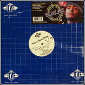 ・アーティスト Tony Sunshine ・タイトル Oh My God ・レーベル Jive 82876632681 ・フォーマット 12" ・コンディション(盤) 良い (VG+) ・コンディション(ジャケット) プレインカバー（元ジャケット／カバー無し） ・コンディション(帯) オビなし ・特記事項 【ハイプステッカー】 サンプル画像です。実際の商品の画像ではありません 商品写真はバーコード/カタログ番号に対応したサンプル画像ですので、お送りする商品の画像ではありません。帯やライナーなどの付属品は、特記事項に記載されている場合のみ含まれます。プロモやカラーレコードなどの仕様についても、該当する場合のみ特記事項に記載しています。 【ご購入前に必ずご確認ください】 ・本店サイト(www.recordcity.jp)とは価格、送料が違います ・本店サイト、その他支店のオーダーとは同梱発送できません ・別倉庫から発送しているため、店頭受け渡しは対応しておりません ・一部商品は他の通販サイトでも販売しているため、ご注文のタイミングによっては商品のご用意ができない場合がございます。 ・土日祝日はお休みです 金曜・祝前日9時以降のご連絡またはご入金は、返答または発送が週明け・祝日明けに順次対応となります。 ・ご購入後のキャンセル不可 ご購入後のキャンセルはいかなる理由においてもお受けできません。ご了承の上、ご購入くださいませ。 ・日本郵便(ゆうパック/ゆうメール)によるお届けになります。 ・中古品であることをご理解ください 当ストアではお客様よりお譲りいただいた中古商品を販売しております。中古品であることをご理解の上ご購入ください。また、一部商品はRecordCityウェブショップで試聴可能です。 ・返品について お客様のご都合による商品のご返品は一切承っておりません。 表記の内容と実際の商品に相違がある場合、また針飛び等で返品・返金をご希望される場合は、商品の到着後1週間以内にご連絡ください。商品の返送をこちらで確認後、返金を行います。 コンディションVG以下の商品は返品できません。プレイに影響のない表面のこすれ傷、プレス起因のノイズ盤は返品の対象外です。 【コンディション表記】 ・ほぼ新品(M-)(Like New) 完全な新品。未使用。当店ではほぼ使用しません ・非常に良い(EX)(Excellent) 中古盤として美品な状態。わずかな経年を感じるものの傷みを感じさせない、当店基準で最高の状態 ・良い(VG+)(Very Good Plus) 丁寧に扱われた中古品で、軽い使用感がみられる。 ・可(VG)(Acceptable) 使い込まれた中古品で、「良い」よりもさらに使用感がみられる。 ・悪い(VG-)(Bad) 状態が悪いアイテム。使用の保障はなく、再生不可、針飛び、目立つノイズがあるかもしれない。状態によるクレーム不可。返品不可。 ・非常に悪い(G)(Very Bad) 「悪い」よりさらに状態が悪いアイテム。使用の保障はなく、再生不可、針飛び、目立つノイズがあるかもしれない。状態によるクレーム不可。返品不可。 ・ジャンク(Fair)(Junk/Fair) 割れている、反っている、水ダメージがある、カビ、ジャケットが分離している、ひどい書き込み、ひどい擦れなど最低の状態。使用の保障はなく、再生不可、針飛び、目立つノイズがあるかもしれない。状態によるクレーム不可。返品不可。 ・ジャンク(Poor)(Junk/Poor) 割れている、反っている、水ダメージがある、カビ、ジャケットが分離している、ひどい書き込み、ひどい擦れなど最低の状態。使用の保障はなく、再生不可、針飛び、目立つノイズがあるかもしれない。状態によるクレーム不可。返品不可。