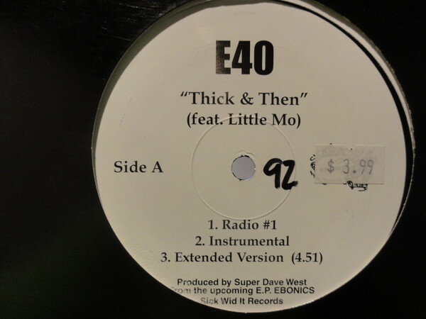 ・アーティスト E-40 ・タイトル Thick & Then ・レーベル Sick Wid' It Records NONEPROMO ・フォーマット 12" ・コンディション(盤) 良い (VG+) ・コンディション(ジャケット) プレインカバー（元ジャケット／カバー無し） ・コンディション(帯) オビなし ・特記事項 【プロモ盤】 【盤に小さいキズ】 サンプル画像です。実際の商品の画像ではありません 商品写真はバーコード/カタログ番号に対応したサンプル画像ですので、お送りする商品の画像ではありません。帯やライナーなどの付属品は、特記事項に記載されている場合のみ含まれます。プロモやカラーレコードなどの仕様についても、該当する場合のみ特記事項に記載しています。 【ご購入前に必ずご確認ください】 ・本店サイト(www.recordcity.jp)とは価格、送料が違います ・本店サイト、その他支店のオーダーとは同梱発送できません ・別倉庫から発送しているため、店頭受け渡しは対応しておりません ・一部商品は他の通販サイトでも販売しているため、ご注文のタイミングによっては商品のご用意ができない場合がございます。 ・土日祝日はお休みです 金曜・祝前日9時以降のご連絡またはご入金は、返答または発送が週明け・祝日明けに順次対応となります。 ・ご購入後のキャンセル不可 ご購入後のキャンセルはいかなる理由においてもお受けできません。ご了承の上、ご購入くださいませ。 ・日本郵便(ゆうパック/ゆうメール)によるお届けになります。 ・中古品であることをご理解ください 当ストアではお客様よりお譲りいただいた中古商品を販売しております。中古品であることをご理解の上ご購入ください。また、一部商品はRecordCityウェブショップで試聴可能です。 ・返品について お客様のご都合による商品のご返品は一切承っておりません。 表記の内容と実際の商品に相違がある場合、また針飛び等で返品・返金をご希望される場合は、商品の到着後1週間以内にご連絡ください。商品の返送をこちらで確認後、返金を行います。 コンディションVG以下の商品は返品できません。プレイに影響のない表面のこすれ傷、プレス起因のノイズ盤は返品の対象外です。 【コンディション表記】 ・ほぼ新品(M-)(Like New) 完全な新品。未使用。当店ではほぼ使用しません ・非常に良い(EX)(Excellent) 中古盤として美品な状態。わずかな経年を感じるものの傷みを感じさせない、当店基準で最高の状態 ・良い(VG+)(Very Good Plus) 丁寧に扱われた中古品で、軽い使用感がみられる。 ・可(VG)(Acceptable) 使い込まれた中古品で、「良い」よりもさらに使用感がみられる。 ・悪い(VG-)(Bad) 状態が悪いアイテム。使用の保障はなく、再生不可、針飛び、目立つノイズがあるかもしれない。状態によるクレーム不可。返品不可。 ・非常に悪い(G)(Very Bad) 「悪い」よりさらに状態が悪いアイテム。使用の保障はなく、再生不可、針飛び、目立つノイズがあるかもしれない。状態によるクレーム不可。返品不可。 ・ジャンク(Fair)(Junk/Fair) 割れている、反っている、水ダメージがある、カビ、ジャケットが分離している、ひどい書き込み、ひどい擦れなど最低の状態。使用の保障はなく、再生不可、針飛び、目立つノイズがあるかもしれない。状態によるクレーム不可。返品不可。 ・ジャンク(Poor)(Junk/Poor) 割れている、反っている、水ダメージがある、カビ、ジャケットが分離している、ひどい書き込み、ひどい擦れなど最低の状態。使用の保障はなく、再生不可、針飛び、目立つノイズがあるかもしれない。状態によるクレーム不可。返品不可。