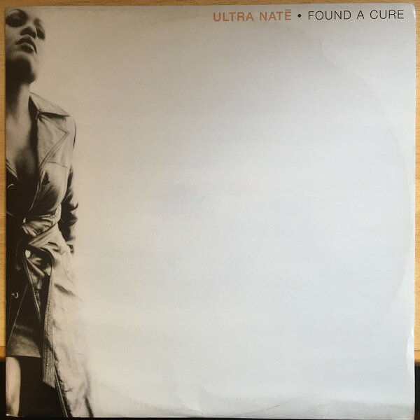 ・アーティスト Ultra Nat? ・タイトル Found A Cure ・レーベル・型番 AM:PM 5826451 ・フォーマット 12" ・コンディション(盤) 非常に良い(EX) ・コンディション(ジャケット) 良い (VG+) ・コンディション(帯) オビなし ・特記事項 サンプル画像です。実際の商品の画像ではありません 商品写真はバーコード/カタログ番号に対応したサンプル画像ですので、お送りする商品の画像ではありません。帯やライナーなどの付属品は、特記事項に記載されている場合のみ含まれます。プロモやカラーレコードなどの仕様についても、該当する場合のみ特記事項に記載しています。 【ご購入前に必ずご確認ください】 ・本店サイト(www.recordcity.jp)とは価格、送料が違います ・本店サイト、その他支店のオーダーとは同梱発送できません ・注文確定後に別の注文を頂いた場合、注文同士の同梱は致しかねます。 ・別倉庫から発送しているため、店頭受け渡しは対応しておりません ・一部商品は他の通販サイトでも販売しているため、ご注文のタイミングによっては商品のご用意ができない場合がございます。 ・土日祝日はお休みです 金曜・祝前日9時以降のご連絡またはご入金は、返答または発送が週明け・祝日明けに順次対応となります。 ・ご購入後のキャンセル不可 ご購入後のキャンセルはいかなる理由においてもお受けできません。ご了承の上、ご購入くださいませ。 ・日本郵便(ゆうパック/ゆうメール)によるお届けになります。 ・中古品であることをご理解ください 当ストアでは中古商品を主に販売しております。中古品であることをご理解の上ご購入ください。また、一部商品はRecordCityオンラインストアで試聴可能です。 ・返品について お客様のご都合による返品は一切承っておりません。 表記の内容と実際の商品に相違がある場合、また針飛び等で返品・返金をご希望される場合は、商品の到着後1週間以内にご連絡ください。商品の返送をこちらで確認後、キャンセル・返金を行います。 コンディションVG以下の商品は返品できません。プレイに影響のない表面のこすれ傷、プレス起因のノイズ盤は返品の対象外です。 【コンディション表記】 ・ほぼ新品(M-)(Like New) 完全な新品。未使用。当店ではほぼ使用しません ・非常に良い(EX)(Excellent) 中古盤として美品な状態。わずかな経年を感じるものの傷みを感じさせない、当店基準で最高の状態 ・良い(VG+)(Very Good Plus) 丁寧に扱われた中古品で、軽い使用感がみられる。 ・可(VG)(Acceptable) 使い込まれた中古品で、「良い」よりもさらに使用感がみられる。 ・悪い(VG-)(Bad) 状態が悪いアイテム。使用の保障はなく、再生不可、針飛び、目立つノイズがあるかもしれない。状態によるクレーム不可。返品不可。 ・非常に悪い(G)(Very Bad) 「悪い」よりさらに状態が悪いアイテム。使用の保障はなく、再生不可、針飛び、目立つノイズがあるかもしれない。状態によるクレーム不可。返品不可。 ・ジャンク(Fair)(Junk/Fair) 割れている、反っている、水ダメージがある、カビ、ジャケットが分離している、ひどい書き込み、ひどい擦れなど最低の状態。使用の保障はなく、再生不可、針飛び、目立つノイズがあるかもしれない。状態によるクレーム不可。返品不可。 ・ジャンク(Poor)(Junk/Poor) 割れている、反っている、水ダメージがある、カビ、ジャケットが分離している、ひどい書き込み、ひどい擦れなど最低の状態。使用の保障はなく、再生不可、針飛び、目立つノイズがあるかもしれない。状態によるクレーム不可。返品不可。