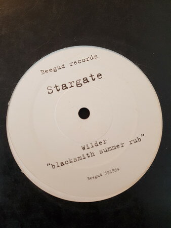 ・アーティスト Stargate ・タイトル Wilder ・レーベル Beegud Records 531984 ・フォーマット 12" ・コンディション(盤) 良い (VG+) ・コンディション(ジャケット) プレインカバー（元ジャケット／カバー無し） ・コンディション(帯) オビなし ・特記事項 サンプル画像です。実際の商品の画像ではありません 商品写真はバーコード/カタログ番号に対応したサンプル画像ですので、お送りする商品の画像ではありません。帯やライナーなどの付属品は、特記事項に記載されている場合のみ含まれます。プロモやカラーレコードなどの仕様についても、該当する場合のみ特記事項に記載しています。 【ご購入前に必ずご確認ください】 ・本店サイト(www.recordcity.jp)とは価格、送料が違います ・本店サイト、その他支店のオーダーとは同梱発送できません ・別倉庫から発送しているため、店頭受け渡しは対応しておりません ・一部商品は他の通販サイトでも販売しているため、ご注文のタイミングによっては商品のご用意ができない場合がございます。 ・土日祝日はお休みです 金曜・祝前日9時以降のご連絡またはご入金は、返答または発送が週明け・祝日明けに順次対応となります。 ・ご購入後のキャンセル不可 ご購入後のキャンセルはいかなる理由においてもお受けできません。ご了承の上、ご購入くださいませ。 ・日本郵便(ゆうパック/ゆうメール)によるお届けになります。 ・中古品であることをご理解ください 当ストアではお客様よりお譲りいただいた中古商品を販売しております。中古品であることをご理解の上ご購入ください。また、一部商品はRecordCityウェブショップで試聴可能です。 ・返品について お客様のご都合による商品のご返品は一切承っておりません。 表記の内容と実際の商品に相違がある場合、また針飛び等で返品・返金をご希望される場合は、商品の到着後1週間以内にご連絡ください。商品の返送をこちらで確認後、返金を行います。 コンディションVG以下の商品は返品できません。プレイに影響のない表面のこすれ傷、プレス起因のノイズ盤は返品の対象外です。 【コンディション表記】 ・ほぼ新品(M-)(Like New) 完全な新品。未使用。当店ではほぼ使用しません ・非常に良い(EX)(Excellent) 中古盤として美品な状態。わずかな経年を感じるものの傷みを感じさせない、当店基準で最高の状態 ・良い(VG+)(Very Good Plus) 丁寧に扱われた中古品で、軽い使用感がみられる。 ・可(VG)(Acceptable) 使い込まれた中古品で、「良い」よりもさらに使用感がみられる。 ・悪い(VG-)(Bad) 状態が悪いアイテム。使用の保障はなく、再生不可、針飛び、目立つノイズがあるかもしれない。状態によるクレーム不可。返品不可。 ・非常に悪い(G)(Very Bad) 「悪い」よりさらに状態が悪いアイテム。使用の保障はなく、再生不可、針飛び、目立つノイズがあるかもしれない。状態によるクレーム不可。返品不可。 ・ジャンク(Fair)(Junk/Fair) 割れている、反っている、水ダメージがある、カビ、ジャケットが分離している、ひどい書き込み、ひどい擦れなど最低の状態。使用の保障はなく、再生不可、針飛び、目立つノイズがあるかもしれない。状態によるクレーム不可。返品不可。 ・ジャンク(Poor)(Junk/Poor) 割れている、反っている、水ダメージがある、カビ、ジャケットが分離している、ひどい書き込み、ひどい擦れなど最低の状態。使用の保障はなく、再生不可、針飛び、目立つノイズがあるかもしれない。状態によるクレーム不可。返品不可。