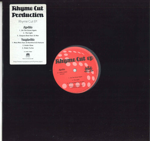 ・アーティスト Rhyme Cut PRODUCTION ・タイトル Rhyme Cut EP ・レーベル・型番 RHYME CUT PRODUCTION RCPV001 ・フォーマット 12" ・コンディション(盤) 非常に良い(EX) ・コンディション(ジャケット) 良い (VG+) ・コンディション(帯) オビなし ・特記事項 サンプル画像です。実際の商品の画像ではありません 商品写真はバーコード/カタログ番号に対応したサンプル画像ですので、お送りする商品の画像ではありません。帯やライナーなどの付属品は、特記事項に記載されている場合のみ含まれます。プロモやカラーレコードなどの仕様についても、該当する場合のみ特記事項に記載しています。 【ご購入前に必ずご確認ください】 ・本店サイト(www.recordcity.jp)とは価格、送料が違います ・本店サイト、その他支店のオーダーとは同梱発送できません ・注文確定後に別の注文を頂いた場合、注文同士の同梱は致しかねます。 ・別倉庫から発送しているため、店頭受け渡しは対応しておりません ・一部商品は他の通販サイトでも販売しているため、ご注文のタイミングによっては商品のご用意ができない場合がございます。 ・土日祝日はお休みです 金曜・祝前日9時以降のご連絡またはご入金は、返答または発送が週明け・祝日明けに順次対応となります。 ・ご購入後のキャンセル不可 ご購入後のキャンセルはいかなる理由においてもお受けできません。ご了承の上、ご購入くださいませ。 ・日本郵便(ゆうパック/ゆうメール)によるお届けになります。 ・中古品であることをご理解ください 当ストアでは中古商品を主に販売しております。中古品であることをご理解の上ご購入ください。また、一部商品はRecordCityオンラインストアで試聴可能です。 ・返品について お客様のご都合による返品は一切承っておりません。 表記の内容と実際の商品に相違がある場合、また針飛び等で返品・返金をご希望される場合は、商品の到着後1週間以内にご連絡ください。商品の返送をこちらで確認後、キャンセル・返金を行います。 コンディションVG以下の商品は返品できません。プレイに影響のない表面のこすれ傷、プレス起因のノイズ盤は返品の対象外です。 【コンディション表記】 ・ほぼ新品(M-)(Like New) 完全な新品。未使用。当店ではほぼ使用しません ・非常に良い(EX)(Excellent) 中古盤として美品な状態。わずかな経年を感じるものの傷みを感じさせない、当店基準で最高の状態 ・良い(VG+)(Very Good Plus) 丁寧に扱われた中古品で、軽い使用感がみられる。 ・可(VG)(Acceptable) 使い込まれた中古品で、「良い」よりもさらに使用感がみられる。 ・悪い(VG-)(Bad) 状態が悪いアイテム。使用の保障はなく、再生不可、針飛び、目立つノイズがあるかもしれない。状態によるクレーム不可。返品不可。 ・非常に悪い(G)(Very Bad) 「悪い」よりさらに状態が悪いアイテム。使用の保障はなく、再生不可、針飛び、目立つノイズがあるかもしれない。状態によるクレーム不可。返品不可。 ・ジャンク(Fair)(Junk/Fair) 割れている、反っている、水ダメージがある、カビ、ジャケットが分離している、ひどい書き込み、ひどい擦れなど最低の状態。使用の保障はなく、再生不可、針飛び、目立つノイズがあるかもしれない。状態によるクレーム不可。返品不可。 ・ジャンク(Poor)(Junk/Poor) 割れている、反っている、水ダメージがある、カビ、ジャケットが分離している、ひどい書き込み、ひどい擦れなど最低の状態。使用の保障はなく、再生不可、針飛び、目立つノイズがあるかもしれない。状態によるクレーム不可。返品不可。