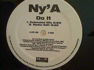 ・アーティスト Ny' A ・タイトル Do It ・レーベル Nap Records 12PO348 ・フォーマット 12" ・コンディション(盤) 良い (VG+) ・コンディション(ジャケット) プレインカバー（元ジャケット／カバー無し） ・コンディション(帯) オビなし ・特記事項 サンプル画像です。実際の商品の画像ではありません 商品写真はバーコード/カタログ番号に対応したサンプル画像ですので、お送りする商品の画像ではありません。帯やライナーなどの付属品は、特記事項に記載されている場合のみ含まれます。プロモやカラーレコードなどの仕様についても、該当する場合のみ特記事項に記載しています。 【ご購入前に必ずご確認ください】 ・本店サイト(www.recordcity.jp)とは価格、送料が違います ・本店サイト、その他支店のオーダーとは同梱発送できません ・別倉庫から発送しているため、店頭受け渡しは対応しておりません ・一部商品は他の通販サイトでも販売しているため、ご注文のタイミングによっては商品のご用意ができない場合がございます。 ・土日祝日はお休みです 金曜・祝前日9時以降のご連絡またはご入金は、返答または発送が週明け・祝日明けに順次対応となります。 ・ご購入後のキャンセル不可 ご購入後のキャンセルはいかなる理由においてもお受けできません。ご了承の上、ご購入くださいませ。 ・日本郵便(ゆうパック/ゆうメール)によるお届けになります。 ・中古品であることをご理解ください 当ストアではお客様よりお譲りいただいた中古商品を販売しております。中古品であることをご理解の上ご購入ください。また、一部商品はRecordCityウェブショップで試聴可能です。 ・返品について お客様のご都合による商品のご返品は一切承っておりません。 表記の内容と実際の商品に相違がある場合、また針飛び等で返品・返金をご希望される場合は、商品の到着後1週間以内にご連絡ください。商品の返送をこちらで確認後、返金を行います。 コンディションVG以下の商品は返品できません。プレイに影響のない表面のこすれ傷、プレス起因のノイズ盤は返品の対象外です。 【コンディション表記】 ・ほぼ新品(M-)(Like New) 完全な新品。未使用。当店ではほぼ使用しません ・非常に良い(EX)(Excellent) 中古盤として美品な状態。わずかな経年を感じるものの傷みを感じさせない、当店基準で最高の状態 ・良い(VG+)(Very Good Plus) 丁寧に扱われた中古品で、軽い使用感がみられる。 ・可(VG)(Acceptable) 使い込まれた中古品で、「良い」よりもさらに使用感がみられる。 ・悪い(VG-)(Bad) 状態が悪いアイテム。使用の保障はなく、再生不可、針飛び、目立つノイズがあるかもしれない。状態によるクレーム不可。返品不可。 ・非常に悪い(G)(Very Bad) 「悪い」よりさらに状態が悪いアイテム。使用の保障はなく、再生不可、針飛び、目立つノイズがあるかもしれない。状態によるクレーム不可。返品不可。 ・ジャンク(Fair)(Junk/Fair) 割れている、反っている、水ダメージがある、カビ、ジャケットが分離している、ひどい書き込み、ひどい擦れなど最低の状態。使用の保障はなく、再生不可、針飛び、目立つノイズがあるかもしれない。状態によるクレーム不可。返品不可。 ・ジャンク(Poor)(Junk/Poor) 割れている、反っている、水ダメージがある、カビ、ジャケットが分離している、ひどい書き込み、ひどい擦れなど最低の状態。使用の保障はなく、再生不可、針飛び、目立つノイズがあるかもしれない。状態によるクレーム不可。返品不可。