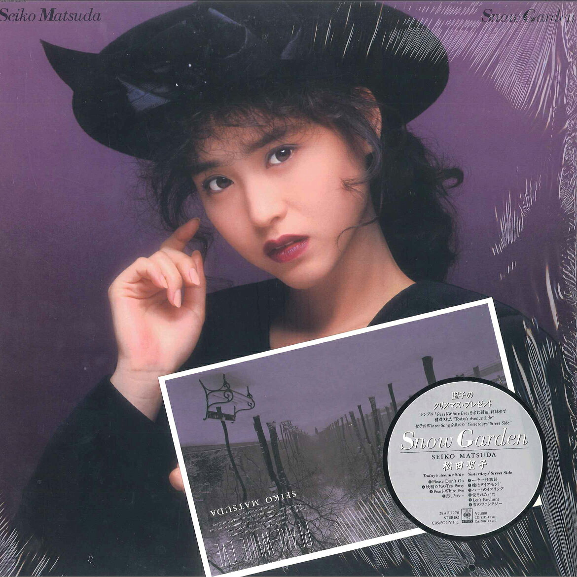 ・アーティスト 松田聖子 ・タイトル Snow Garden ・レーベル・型番 CBS SONY 28AH2270PROMO ・フォーマット LPレコード ・コンディション(盤) 非常に良い(EX) ・コンディション(ジャケット) 良い (VG+) ・コンディション(帯) オビなし ・特記事項 【プロモ盤】 【ライナー付き】 【プロモ印刷レーベル】【カバーに目立つ染み】【カバーにキズ/ダメージ】 サンプル画像です。実際の商品の画像ではありません 商品写真はバーコード/カタログ番号に対応したサンプル画像ですので、お送りする商品の画像ではありません。帯やライナーなどの付属品は、特記事項に記載されている場合のみ含まれます。プロモやカラーレコードなどの仕様についても、該当する場合のみ特記事項に記載しています。 【ご購入前に必ずご確認ください】 ・本店サイト(www.recordcity.jp)とは価格、送料が違います ・本店サイト、その他支店のオーダーとは同梱発送できません ・注文確定後に別の注文を頂いた場合、注文同士の同梱は致しかねます。 ・別倉庫から発送しているため、店頭受け渡しは対応しておりません ・一部商品は他の通販サイトでも販売しているため、ご注文のタイミングによっては商品のご用意ができない場合がございます。 ・土日祝日はお休みです 金曜・祝前日9時以降のご連絡またはご入金は、返答または発送が週明け・祝日明けに順次対応となります。 ・ご購入後のキャンセル不可 ご購入後のキャンセルはいかなる理由においてもお受けできません。ご了承の上、ご購入くださいませ。 ・日本郵便(ゆうパック/ゆうメール)によるお届けになります。 ・中古品であることをご理解ください 当ストアでは中古商品を主に販売しております。中古品であることをご理解の上ご購入ください。また、一部商品はRecordCityオンラインストアで試聴可能です。 ・返品について お客様のご都合による返品は一切承っておりません。 表記の内容と実際の商品に相違がある場合、また針飛び等で返品・返金をご希望される場合は、商品の到着後1週間以内にご連絡ください。商品の返送をこちらで確認後、キャンセル・返金を行います。 コンディションVG以下の商品は返品できません。プレイに影響のない表面のこすれ傷、プレス起因のノイズ盤は返品の対象外です。 【コンディション表記】 ・ほぼ新品(M-)(Like New) 完全な新品。未使用。当店ではほぼ使用しません ・非常に良い(EX)(Excellent) 中古盤として美品な状態。わずかな経年を感じるものの傷みを感じさせない、当店基準で最高の状態 ・良い(VG+)(Very Good Plus) 丁寧に扱われた中古品で、軽い使用感がみられる。 ・可(VG)(Acceptable) 使い込まれた中古品で、「良い」よりもさらに使用感がみられる。 ・悪い(VG-)(Bad) 状態が悪いアイテム。使用の保障はなく、再生不可、針飛び、目立つノイズがあるかもしれない。状態によるクレーム不可。返品不可。 ・非常に悪い(G)(Very Bad) 「悪い」よりさらに状態が悪いアイテム。使用の保障はなく、再生不可、針飛び、目立つノイズがあるかもしれない。状態によるクレーム不可。返品不可。 ・ジャンク(Fair)(Junk/Fair) 割れている、反っている、水ダメージがある、カビ、ジャケットが分離している、ひどい書き込み、ひどい擦れなど最低の状態。使用の保障はなく、再生不可、針飛び、目立つノイズがあるかもしれない。状態によるクレーム不可。返品不可。 ・ジャンク(Poor)(Junk/Poor) 割れている、反っている、水ダメージがある、カビ、ジャケットが分離している、ひどい書き込み、ひどい擦れなど最低の状態。使用の保障はなく、再生不可、針飛び、目立つノイズがあるかもしれない。状態によるクレーム不可。返品不可。