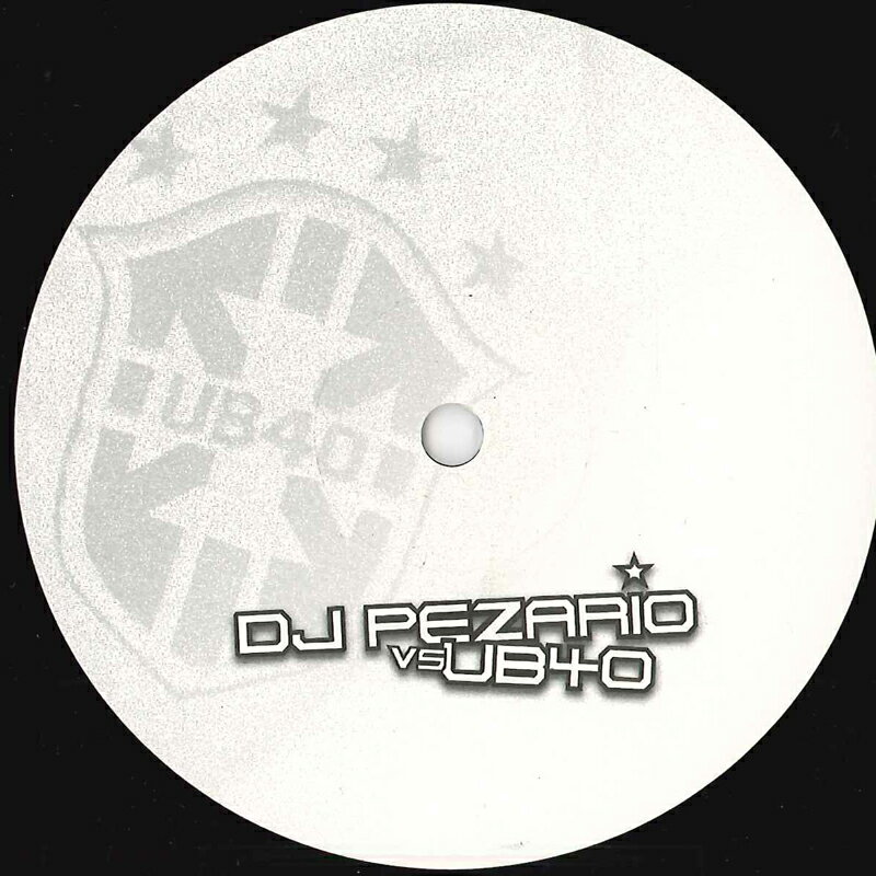 ・アーティスト Dj Penzario, Ub40 ・タイトル Dj Penzario Vs Ub40 ・レーベル・型番 ・フォーマット 12" ・コンディション(盤) 良い (VG+) ・コンディション(ジャケット) プレインカバー（元ジャケット／カバー無し） ・コンディション(帯) オビなし ・特記事項 サンプル画像です。実際の商品の画像ではありません 商品写真はバーコード/カタログ番号に対応したサンプル画像ですので、お送りする商品の画像ではありません。帯やライナーなどの付属品は、特記事項に記載されている場合のみ含まれます。プロモやカラーレコードなどの仕様についても、該当する場合のみ特記事項に記載しています。 【ご購入前に必ずご確認ください】 ・本店サイト(www.recordcity.jp)とは価格、送料が違います ・本店サイト、その他支店のオーダーとは同梱発送できません ・注文確定後に別の注文を頂いた場合、注文同士の同梱は致しかねます。 ・別倉庫から発送しているため、店頭受け渡しは対応しておりません ・一部商品は他の通販サイトでも販売しているため、ご注文のタイミングによっては商品のご用意ができない場合がございます。 ・土日祝日はお休みです 金曜・祝前日9時以降のご連絡またはご入金は、返答または発送が週明け・祝日明けに順次対応となります。 ・ご購入後のキャンセル不可 ご購入後のキャンセルはいかなる理由においてもお受けできません。ご了承の上、ご購入くださいませ。 ・日本郵便(ゆうパック/ゆうメール)によるお届けになります。 ・中古品であることをご理解ください 当ストアでは中古商品を主に販売しております。中古品であることをご理解の上ご購入ください。また、一部商品はRecordCityオンラインストアで試聴可能です。 ・返品について お客様のご都合による返品は一切承っておりません。 表記の内容と実際の商品に相違がある場合、また針飛び等で返品・返金をご希望される場合は、商品の到着後1週間以内にご連絡ください。商品の返送をこちらで確認後、キャンセル・返金を行います。 コンディションVG以下の商品は返品できません。プレイに影響のない表面のこすれ傷、プレス起因のノイズ盤は返品の対象外です。 【コンディション表記】 ・ほぼ新品(M-)(Like New) 完全な新品。未使用。当店ではほぼ使用しません ・非常に良い(EX)(Excellent) 中古盤として美品な状態。わずかな経年を感じるものの傷みを感じさせない、当店基準で最高の状態 ・良い(VG+)(Very Good Plus) 丁寧に扱われた中古品で、軽い使用感がみられる。 ・可(VG)(Acceptable) 使い込まれた中古品で、「良い」よりもさらに使用感がみられる。 ・悪い(VG-)(Bad) 状態が悪いアイテム。使用の保障はなく、再生不可、針飛び、目立つノイズがあるかもしれない。状態によるクレーム不可。返品不可。 ・非常に悪い(G)(Very Bad) 「悪い」よりさらに状態が悪いアイテム。使用の保障はなく、再生不可、針飛び、目立つノイズがあるかもしれない。状態によるクレーム不可。返品不可。 ・ジャンク(Fair)(Junk/Fair) 割れている、反っている、水ダメージがある、カビ、ジャケットが分離している、ひどい書き込み、ひどい擦れなど最低の状態。使用の保障はなく、再生不可、針飛び、目立つノイズがあるかもしれない。状態によるクレーム不可。返品不可。 ・ジャンク(Poor)(Junk/Poor) 割れている、反っている、水ダメージがある、カビ、ジャケットが分離している、ひどい書き込み、ひどい擦れなど最低の状態。使用の保障はなく、再生不可、針飛び、目立つノイズがあるかもしれない。状態によるクレーム不可。返品不可。