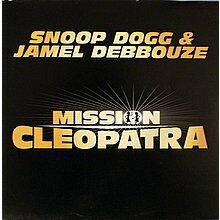・アーティスト Snoop Dogg & Jamel Debbouze ・タイトル Mission Cleopatra ・レーベル・型番 Universal, Barclay 5707811 ・フォーマット 12" ・コンディション(盤) 良い (VG+) ・コンディション(ジャケット) 良い (VG+) ・コンディション(帯) オビなし ・特記事項 【盤に目立った跡】 サンプル画像です。実際の商品の画像ではありません 商品写真はバーコード/カタログ番号に対応したサンプル画像ですので、お送りする商品の画像ではありません。帯やライナーなどの付属品は、特記事項に記載されている場合のみ含まれます。プロモやカラーレコードなどの仕様についても、該当する場合のみ特記事項に記載しています。 【ご購入前に必ずご確認ください】 ・本店サイト(www.recordcity.jp)とは価格、送料が違います ・本店サイト、その他支店のオーダーとは同梱発送できません ・注文確定後に別の注文を頂いた場合、注文同士の同梱は致しかねます。 ・別倉庫から発送しているため、店頭受け渡しは対応しておりません ・一部商品は他の通販サイトでも販売しているため、ご注文のタイミングによっては商品のご用意ができない場合がございます。 ・土日祝日はお休みです 金曜・祝前日9時以降のご連絡またはご入金は、返答または発送が週明け・祝日明けに順次対応となります。 ・ご購入後のキャンセル不可 ご購入後のキャンセルはいかなる理由においてもお受けできません。ご了承の上、ご購入くださいませ。 ・日本郵便(ゆうパック/ゆうメール)によるお届けになります。 ・中古品であることをご理解ください 当ストアでは中古商品を主に販売しております。中古品であることをご理解の上ご購入ください。また、一部商品はRecordCityオンラインストアで試聴可能です。 ・返品について お客様のご都合による返品は一切承っておりません。 表記の内容と実際の商品に相違がある場合、また針飛び等で返品・返金をご希望される場合は、商品の到着後1週間以内にご連絡ください。商品の返送をこちらで確認後、キャンセル・返金を行います。 コンディションVG以下の商品は返品できません。プレイに影響のない表面のこすれ傷、プレス起因のノイズ盤は返品の対象外です。 【コンディション表記】 ・ほぼ新品(M-)(Like New) 完全な新品。未使用。当店ではほぼ使用しません ・非常に良い(EX)(Excellent) 中古盤として美品な状態。わずかな経年を感じるものの傷みを感じさせない、当店基準で最高の状態 ・良い(VG+)(Very Good Plus) 丁寧に扱われた中古品で、軽い使用感がみられる。 ・可(VG)(Acceptable) 使い込まれた中古品で、「良い」よりもさらに使用感がみられる。 ・悪い(VG-)(Bad) 状態が悪いアイテム。使用の保障はなく、再生不可、針飛び、目立つノイズがあるかもしれない。状態によるクレーム不可。返品不可。 ・非常に悪い(G)(Very Bad) 「悪い」よりさらに状態が悪いアイテム。使用の保障はなく、再生不可、針飛び、目立つノイズがあるかもしれない。状態によるクレーム不可。返品不可。 ・ジャンク(Fair)(Junk/Fair) 割れている、反っている、水ダメージがある、カビ、ジャケットが分離している、ひどい書き込み、ひどい擦れなど最低の状態。使用の保障はなく、再生不可、針飛び、目立つノイズがあるかもしれない。状態によるクレーム不可。返品不可。 ・ジャンク(Poor)(Junk/Poor) 割れている、反っている、水ダメージがある、カビ、ジャケットが分離している、ひどい書き込み、ひどい擦れなど最低の状態。使用の保障はなく、再生不可、針飛び、目立つノイズがあるかもしれない。状態によるクレーム不可。返品不可。