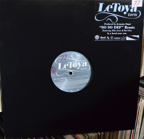 ・アーティスト LeToya, Mike Jones & Rick Ross ・タイトル Torn (So So Def Remix) ・レーベル・型番 Capitol Records Y094636838618 ・フォーマット 12" ・コンディション(盤) 良い (VG+) ・コンディション(ジャケット) 良い (VG+) ・コンディション(帯) オビなし ・特記事項 【盤に浅い跡】 サンプル画像です。実際の商品の画像ではありません 商品写真はバーコード/カタログ番号に対応したサンプル画像ですので、お送りする商品の画像ではありません。帯やライナーなどの付属品は、特記事項に記載されている場合のみ含まれます。プロモやカラーレコードなどの仕様についても、該当する場合のみ特記事項に記載しています。 【ご購入前に必ずご確認ください】 ・本店サイト(www.recordcity.jp)とは価格、送料が違います ・本店サイト、その他支店のオーダーとは同梱発送できません ・注文確定後に別の注文を頂いた場合、注文同士の同梱は致しかねます。 ・別倉庫から発送しているため、店頭受け渡しは対応しておりません ・一部商品は他の通販サイトでも販売しているため、ご注文のタイミングによっては商品のご用意ができない場合がございます。 ・土日祝日はお休みです 金曜・祝前日9時以降のご連絡またはご入金は、返答または発送が週明け・祝日明けに順次対応となります。 ・ご購入後のキャンセル不可 ご購入後のキャンセルはいかなる理由においてもお受けできません。ご了承の上、ご購入くださいませ。 ・日本郵便(ゆうパック/ゆうメール)によるお届けになります。 ・中古品であることをご理解ください 当ストアでは中古商品を主に販売しております。中古品であることをご理解の上ご購入ください。また、一部商品はRecordCityオンラインストアで試聴可能です。 ・返品について お客様のご都合による返品は一切承っておりません。 表記の内容と実際の商品に相違がある場合、また針飛び等で返品・返金をご希望される場合は、商品の到着後1週間以内にご連絡ください。商品の返送をこちらで確認後、キャンセル・返金を行います。 コンディションVG以下の商品は返品できません。プレイに影響のない表面のこすれ傷、プレス起因のノイズ盤は返品の対象外です。 【コンディション表記】 ・ほぼ新品(M-)(Like New) 完全な新品。未使用。当店ではほぼ使用しません ・非常に良い(EX)(Excellent) 中古盤として美品な状態。わずかな経年を感じるものの傷みを感じさせない、当店基準で最高の状態 ・良い(VG+)(Very Good Plus) 丁寧に扱われた中古品で、軽い使用感がみられる。 ・可(VG)(Acceptable) 使い込まれた中古品で、「良い」よりもさらに使用感がみられる。 ・悪い(VG-)(Bad) 状態が悪いアイテム。使用の保障はなく、再生不可、針飛び、目立つノイズがあるかもしれない。状態によるクレーム不可。返品不可。 ・非常に悪い(G)(Very Bad) 「悪い」よりさらに状態が悪いアイテム。使用の保障はなく、再生不可、針飛び、目立つノイズがあるかもしれない。状態によるクレーム不可。返品不可。 ・ジャンク(Fair)(Junk/Fair) 割れている、反っている、水ダメージがある、カビ、ジャケットが分離している、ひどい書き込み、ひどい擦れなど最低の状態。使用の保障はなく、再生不可、針飛び、目立つノイズがあるかもしれない。状態によるクレーム不可。返品不可。 ・ジャンク(Poor)(Junk/Poor) 割れている、反っている、水ダメージがある、カビ、ジャケットが分離している、ひどい書き込み、ひどい擦れなど最低の状態。使用の保障はなく、再生不可、針飛び、目立つノイズがあるかもしれない。状態によるクレーム不可。返品不可。