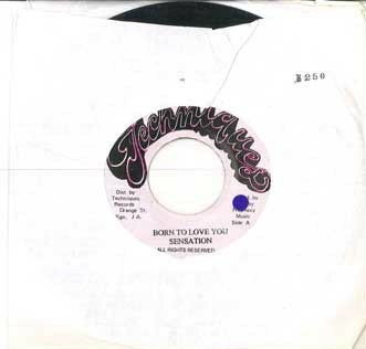 ・アーティスト Sensation ・タイトル Born To Love You ・レーベル・型番 TECHNIQUES NONE ・フォーマット 7インチレコード ・コンディション(盤) 良い (VG+) ・コンディション(ジャケット) プレインカバー（元ジャケット／カバー無し） ・コンディション(帯) オビなし ・特記事項 サンプル画像です。実際の商品の画像ではありません 商品写真はバーコード/カタログ番号に対応したサンプル画像ですので、お送りする商品の画像ではありません。帯やライナーなどの付属品は、特記事項に記載されている場合のみ含まれます。プロモやカラーレコードなどの仕様についても、該当する場合のみ特記事項に記載しています。 【ご購入前に必ずご確認ください】 ・本店サイト(www.recordcity.jp)とは価格、送料が違います ・本店サイト、その他支店のオーダーとは同梱発送できません ・注文確定後に別の注文を頂いた場合、注文同士の同梱は致しかねます。 ・別倉庫から発送しているため、店頭受け渡しは対応しておりません ・一部商品は他の通販サイトでも販売しているため、ご注文のタイミングによっては商品のご用意ができない場合がございます。 ・土日祝日はお休みです 金曜・祝前日9時以降のご連絡またはご入金は、返答または発送が週明け・祝日明けに順次対応となります。 ・ご購入後のキャンセル不可 ご購入後のキャンセルはいかなる理由においてもお受けできません。ご了承の上、ご購入くださいませ。 ・日本郵便(ゆうパック/ゆうメール)によるお届けになります。 ・中古品であることをご理解ください 当ストアでは中古商品を主に販売しております。中古品であることをご理解の上ご購入ください。また、一部商品はRecordCityオンラインストアで試聴可能です。 ・返品について お客様のご都合による返品は一切承っておりません。 表記の内容と実際の商品に相違がある場合、また針飛び等で返品・返金をご希望される場合は、商品の到着後1週間以内にご連絡ください。商品の返送をこちらで確認後、キャンセル・返金を行います。 コンディションVG以下の商品は返品できません。プレイに影響のない表面のこすれ傷、プレス起因のノイズ盤は返品の対象外です。 【コンディション表記】 ・ほぼ新品(M-)(Like New) 完全な新品。未使用。当店ではほぼ使用しません ・非常に良い(EX)(Excellent) 中古盤として美品な状態。わずかな経年を感じるものの傷みを感じさせない、当店基準で最高の状態 ・良い(VG+)(Very Good Plus) 丁寧に扱われた中古品で、軽い使用感がみられる。 ・可(VG)(Acceptable) 使い込まれた中古品で、「良い」よりもさらに使用感がみられる。 ・悪い(VG-)(Bad) 状態が悪いアイテム。使用の保障はなく、再生不可、針飛び、目立つノイズがあるかもしれない。状態によるクレーム不可。返品不可。 ・非常に悪い(G)(Very Bad) 「悪い」よりさらに状態が悪いアイテム。使用の保障はなく、再生不可、針飛び、目立つノイズがあるかもしれない。状態によるクレーム不可。返品不可。 ・ジャンク(Fair)(Junk/Fair) 割れている、反っている、水ダメージがある、カビ、ジャケットが分離している、ひどい書き込み、ひどい擦れなど最低の状態。使用の保障はなく、再生不可、針飛び、目立つノイズがあるかもしれない。状態によるクレーム不可。返品不可。 ・ジャンク(Poor)(Junk/Poor) 割れている、反っている、水ダメージがある、カビ、ジャケットが分離している、ひどい書き込み、ひどい擦れなど最低の状態。使用の保障はなく、再生不可、針飛び、目立つノイズがあるかもしれない。状態によるクレーム不可。返品不可。