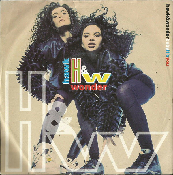 ・アーティスト Hawk & Wonder ・タイトル Baby It's You ・レーベル・型番 Parlophone HAWK1 ・フォーマット 7インチレコード ・コンディション(盤) 良い (VG+) ・コンディション(ジャケット) 良い (VG+) ・コンディション(帯) オビなし ・特記事項 【盤に薄い跡】【カバー汚れ】【カバー折れ/しわ】 サンプル画像です。実際の商品の画像ではありません 商品写真はバーコード/カタログ番号に対応したサンプル画像ですので、お送りする商品の画像ではありません。帯やライナーなどの付属品は、特記事項に記載されている場合のみ含まれます。プロモやカラーレコードなどの仕様についても、該当する場合のみ特記事項に記載しています。 【ご購入前に必ずご確認ください】 ・本店サイト(www.recordcity.jp)とは価格、送料が違います ・本店サイト、その他支店のオーダーとは同梱発送できません ・注文確定後に別の注文を頂いた場合、注文同士の同梱は致しかねます。 ・別倉庫から発送しているため、店頭受け渡しは対応しておりません ・一部商品は他の通販サイトでも販売しているため、ご注文のタイミングによっては商品のご用意ができない場合がございます。 ・土日祝日はお休みです 金曜・祝前日9時以降のご連絡またはご入金は、返答または発送が週明け・祝日明けに順次対応となります。 ・ご購入後のキャンセル不可 ご購入後のキャンセルはいかなる理由においてもお受けできません。ご了承の上、ご購入くださいませ。 ・日本郵便(ゆうパック/ゆうメール)によるお届けになります。 ・中古品であることをご理解ください 当ストアでは中古商品を主に販売しております。中古品であることをご理解の上ご購入ください。また、一部商品はRecordCityオンラインストアで試聴可能です。 ・返品について お客様のご都合による返品は一切承っておりません。 表記の内容と実際の商品に相違がある場合、また針飛び等で返品・返金をご希望される場合は、商品の到着後1週間以内にご連絡ください。商品の返送をこちらで確認後、キャンセル・返金を行います。 コンディションVG以下の商品は返品できません。プレイに影響のない表面のこすれ傷、プレス起因のノイズ盤は返品の対象外です。 【コンディション表記】 ・ほぼ新品(M-)(Like New) 完全な新品。未使用。当店ではほぼ使用しません ・非常に良い(EX)(Excellent) 中古盤として美品な状態。わずかな経年を感じるものの傷みを感じさせない、当店基準で最高の状態 ・良い(VG+)(Very Good Plus) 丁寧に扱われた中古品で、軽い使用感がみられる。 ・可(VG)(Acceptable) 使い込まれた中古品で、「良い」よりもさらに使用感がみられる。 ・悪い(VG-)(Bad) 状態が悪いアイテム。使用の保障はなく、再生不可、針飛び、目立つノイズがあるかもしれない。状態によるクレーム不可。返品不可。 ・非常に悪い(G)(Very Bad) 「悪い」よりさらに状態が悪いアイテム。使用の保障はなく、再生不可、針飛び、目立つノイズがあるかもしれない。状態によるクレーム不可。返品不可。 ・ジャンク(Fair)(Junk/Fair) 割れている、反っている、水ダメージがある、カビ、ジャケットが分離している、ひどい書き込み、ひどい擦れなど最低の状態。使用の保障はなく、再生不可、針飛び、目立つノイズがあるかもしれない。状態によるクレーム不可。返品不可。 ・ジャンク(Poor)(Junk/Poor) 割れている、反っている、水ダメージがある、カビ、ジャケットが分離している、ひどい書き込み、ひどい擦れなど最低の状態。使用の保障はなく、再生不可、針飛び、目立つノイズがあるかもしれない。状態によるクレーム不可。返品不可。