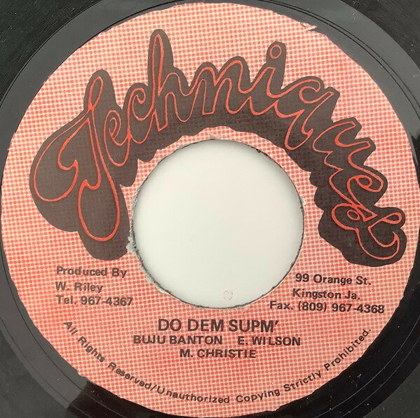 ・アーティスト Buju Banton / Ernest Wilson / Major Christie ・タイトル Do Dem Supm' ・レーベル・型番 Techniques NONE ・フォーマット 7インチレコード ・コンディション(盤) 良い (VG+) ・コンディション(ジャケット) プレインカバー（元ジャケット／カバー無し） ・コンディション(帯) オビなし ・特記事項 【レーベルにスタンプ】 サンプル画像です。実際の商品の画像ではありません 商品写真はバーコード/カタログ番号に対応したサンプル画像ですので、お送りする商品の画像ではありません。帯やライナーなどの付属品は、特記事項に記載されている場合のみ含まれます。プロモやカラーレコードなどの仕様についても、該当する場合のみ特記事項に記載しています。 【ご購入前に必ずご確認ください】 ・本店サイト(www.recordcity.jp)とは価格、送料が違います ・本店サイト、その他支店のオーダーとは同梱発送できません ・注文確定後に別の注文を頂いた場合、注文同士の同梱は致しかねます。 ・別倉庫から発送しているため、店頭受け渡しは対応しておりません ・一部商品は他の通販サイトでも販売しているため、ご注文のタイミングによっては商品のご用意ができない場合がございます。 ・土日祝日はお休みです 金曜・祝前日9時以降のご連絡またはご入金は、返答または発送が週明け・祝日明けに順次対応となります。 ・ご購入後のキャンセル不可 ご購入後のキャンセルはいかなる理由においてもお受けできません。ご了承の上、ご購入くださいませ。 ・日本郵便(ゆうパック/ゆうメール)によるお届けになります。 ・中古品であることをご理解ください 当ストアでは中古商品を主に販売しております。中古品であることをご理解の上ご購入ください。また、一部商品はRecordCityオンラインストアで試聴可能です。 ・返品について お客様のご都合による返品は一切承っておりません。 表記の内容と実際の商品に相違がある場合、また針飛び等で返品・返金をご希望される場合は、商品の到着後1週間以内にご連絡ください。商品の返送をこちらで確認後、キャンセル・返金を行います。 コンディションVG以下の商品は返品できません。プレイに影響のない表面のこすれ傷、プレス起因のノイズ盤は返品の対象外です。 【コンディション表記】 ・ほぼ新品(M-)(Like New) 完全な新品。未使用。当店ではほぼ使用しません ・非常に良い(EX)(Excellent) 中古盤として美品な状態。わずかな経年を感じるものの傷みを感じさせない、当店基準で最高の状態 ・良い(VG+)(Very Good Plus) 丁寧に扱われた中古品で、軽い使用感がみられる。 ・可(VG)(Acceptable) 使い込まれた中古品で、「良い」よりもさらに使用感がみられる。 ・悪い(VG-)(Bad) 状態が悪いアイテム。使用の保障はなく、再生不可、針飛び、目立つノイズがあるかもしれない。状態によるクレーム不可。返品不可。 ・非常に悪い(G)(Very Bad) 「悪い」よりさらに状態が悪いアイテム。使用の保障はなく、再生不可、針飛び、目立つノイズがあるかもしれない。状態によるクレーム不可。返品不可。 ・ジャンク(Fair)(Junk/Fair) 割れている、反っている、水ダメージがある、カビ、ジャケットが分離している、ひどい書き込み、ひどい擦れなど最低の状態。使用の保障はなく、再生不可、針飛び、目立つノイズがあるかもしれない。状態によるクレーム不可。返品不可。 ・ジャンク(Poor)(Junk/Poor) 割れている、反っている、水ダメージがある、カビ、ジャケットが分離している、ひどい書き込み、ひどい擦れなど最低の状態。使用の保障はなく、再生不可、針飛び、目立つノイズがあるかもしれない。状態によるクレーム不可。返品不可。