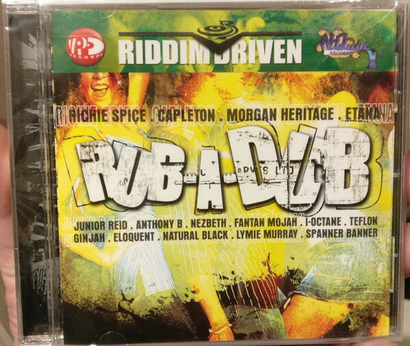 ・アーティスト Various ・タイトル Rub-A-Dub ・レーベル・型番 Riddim Driven VPCD2372 ・フォーマット CD ・コンディション(盤) 良い (VG+) ・コンディション(ジャケット) ・コンディション(帯) オビなし ・特記事項 【ケース擦れ】【カバー折れ/しわ】 サンプル画像です。実際の商品の画像ではありません 商品写真はバーコード/カタログ番号に対応したサンプル画像ですので、お送りする商品の画像ではありません。帯やライナーなどの付属品は、特記事項に記載されている場合のみ含まれます。プロモやカラーレコードなどの仕様についても、該当する場合のみ特記事項に記載しています。 【ご購入前に必ずご確認ください】 ・本店サイト(www.recordcity.jp)とは価格、送料が違います ・本店サイト、その他支店のオーダーとは同梱発送できません ・注文確定後に別の注文を頂いた場合、注文同士の同梱は致しかねます。 ・別倉庫から発送しているため、店頭受け渡しは対応しておりません ・一部商品は他の通販サイトでも販売しているため、ご注文のタイミングによっては商品のご用意ができない場合がございます。 ・土日祝日はお休みです 金曜・祝前日9時以降のご連絡またはご入金は、返答または発送が週明け・祝日明けに順次対応となります。 ・ご購入後のキャンセル不可 ご購入後のキャンセルはいかなる理由においてもお受けできません。ご了承の上、ご購入くださいませ。 ・日本郵便(ゆうパック/ゆうメール)によるお届けになります。 ・中古品であることをご理解ください 当ストアでは中古商品を主に販売しております。中古品であることをご理解の上ご購入ください。また、一部商品はRecordCityオンラインストアで試聴可能です。 ・返品について お客様のご都合による返品は一切承っておりません。 表記の内容と実際の商品に相違がある場合、また針飛び等で返品・返金をご希望される場合は、商品の到着後1週間以内にご連絡ください。商品の返送をこちらで確認後、キャンセル・返金を行います。 コンディションVG以下の商品は返品できません。プレイに影響のない表面のこすれ傷、プレス起因のノイズ盤は返品の対象外です。 【コンディション表記】 ・ほぼ新品(M-)(Like New) 完全な新品。未使用。当店ではほぼ使用しません ・非常に良い(EX)(Excellent) 中古盤として美品な状態。わずかな経年を感じるものの傷みを感じさせない、当店基準で最高の状態 ・良い(VG+)(Very Good Plus) 丁寧に扱われた中古品で、軽い使用感がみられる。 ・可(VG)(Acceptable) 使い込まれた中古品で、「良い」よりもさらに使用感がみられる。 ・悪い(VG-)(Bad) 状態が悪いアイテム。使用の保障はなく、再生不可、針飛び、目立つノイズがあるかもしれない。状態によるクレーム不可。返品不可。 ・非常に悪い(G)(Very Bad) 「悪い」よりさらに状態が悪いアイテム。使用の保障はなく、再生不可、針飛び、目立つノイズがあるかもしれない。状態によるクレーム不可。返品不可。 ・ジャンク(Fair)(Junk/Fair) 割れている、反っている、水ダメージがある、カビ、ジャケットが分離している、ひどい書き込み、ひどい擦れなど最低の状態。使用の保障はなく、再生不可、針飛び、目立つノイズがあるかもしれない。状態によるクレーム不可。返品不可。 ・ジャンク(Poor)(Junk/Poor) 割れている、反っている、水ダメージがある、カビ、ジャケットが分離している、ひどい書き込み、ひどい擦れなど最低の状態。使用の保障はなく、再生不可、針飛び、目立つノイズがあるかもしれない。状態によるクレーム不可。返品不可。