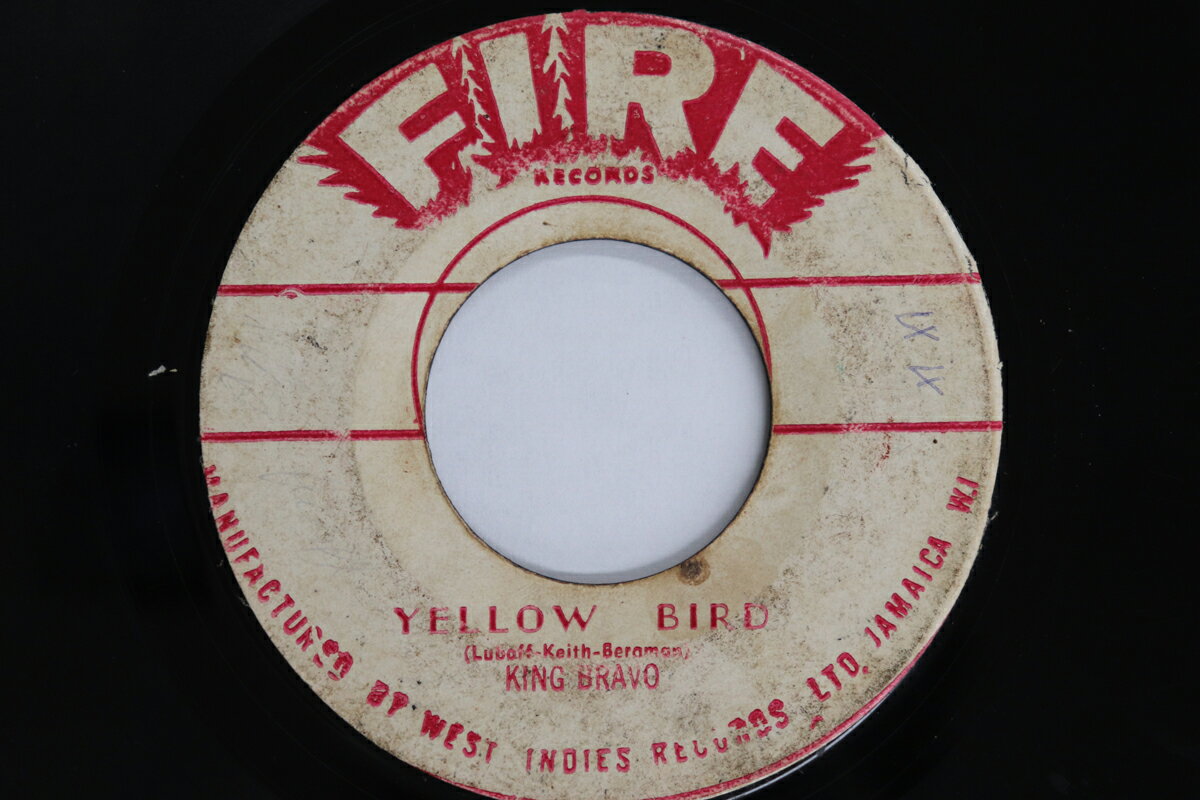 ・アーティスト King Bravo ・タイトル Yellow Bird / National Insurance ・レーベル・型番 FIRE RECORDS NONE ・フォーマット 7インチレコード ・コンディション(盤) 悪い (VG-) ・コンディション(ジャケット) プレインカバー（元ジャケット／カバー無し） ・コンディション(帯) オビなし ・特記事項 【盤反り】【レーベルに染み】【盤に小さいキズ】【SWOL】 実際に発送される商品の画像です 【ご購入前に必ずご確認ください】 ・本店サイト(www.recordcity.jp)とは価格、送料が違います ・本店サイト、その他支店のオーダーとは同梱発送できません ・注文確定後に別の注文を頂いた場合、注文同士の同梱は致しかねます。 ・別倉庫から発送しているため、店頭受け渡しは対応しておりません ・一部商品は他の通販サイトでも販売しているため、ご注文のタイミングによっては商品のご用意ができない場合がございます。 ・土日祝日はお休みです 金曜・祝前日9時以降のご連絡またはご入金は、返答または発送が週明け・祝日明けに順次対応となります。 ・ご購入後のキャンセル不可 ご購入後のキャンセルはいかなる理由においてもお受けできません。ご了承の上、ご購入くださいませ。 ・日本郵便(ゆうパック/ゆうメール)によるお届けになります。 ・中古品であることをご理解ください 当ストアでは中古商品を主に販売しております。中古品であることをご理解の上ご購入ください。また、一部商品はRecordCityオンラインストアで試聴可能です。 ・返品について お客様のご都合による返品は一切承っておりません。 表記の内容と実際の商品に相違がある場合、また針飛び等で返品・返金をご希望される場合は、商品の到着後1週間以内にご連絡ください。商品の返送をこちらで確認後、キャンセル・返金を行います。 コンディションVG以下の商品は返品できません。プレイに影響のない表面のこすれ傷、プレス起因のノイズ盤は返品の対象外です。 【コンディション表記】 ・ほぼ新品(M-)(Like New) 完全な新品。未使用。当店ではほぼ使用しません ・非常に良い(EX)(Excellent) 中古盤として美品な状態。わずかな経年を感じるものの傷みを感じさせない、当店基準で最高の状態 ・良い(VG+)(Very Good Plus) 丁寧に扱われた中古品で、軽い使用感がみられる。 ・可(VG)(Acceptable) 使い込まれた中古品で、「良い」よりもさらに使用感がみられる。 ・悪い(VG-)(Bad) 状態が悪いアイテム。使用の保障はなく、再生不可、針飛び、目立つノイズがあるかもしれない。状態によるクレーム不可。返品不可。 ・非常に悪い(G)(Very Bad) 「悪い」よりさらに状態が悪いアイテム。使用の保障はなく、再生不可、針飛び、目立つノイズがあるかもしれない。状態によるクレーム不可。返品不可。 ・ジャンク(Fair)(Junk/Fair) 割れている、反っている、水ダメージがある、カビ、ジャケットが分離している、ひどい書き込み、ひどい擦れなど最低の状態。使用の保障はなく、再生不可、針飛び、目立つノイズがあるかもしれない。状態によるクレーム不可。返品不可。 ・ジャンク(Poor)(Junk/Poor) 割れている、反っている、水ダメージがある、カビ、ジャケットが分離している、ひどい書き込み、ひどい擦れなど最低の状態。使用の保障はなく、再生不可、針飛び、目立つノイズがあるかもしれない。状態によるクレーム不可。返品不可。