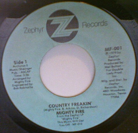 ・アーティスト Mighty Fire ・タイトル Country Freakin' ・レーベル・型番 Zephyr Records MF001 ・フォーマット 7インチレコード ・コンディション(盤) 可 (VG) ・コンディション(ジャケット) プレインカバー（元ジャケット／カバー無し） ・コンディション(帯) オビなし ・特記事項 【盤に目立った跡】 サンプル画像です。実際の商品の画像ではありません 商品写真はバーコード/カタログ番号に対応したサンプル画像ですので、お送りする商品の画像ではありません。帯やライナーなどの付属品は、特記事項に記載されている場合のみ含まれます。プロモやカラーレコードなどの仕様についても、該当する場合のみ特記事項に記載しています。 【ご購入前に必ずご確認ください】 ・本店サイト(www.recordcity.jp)とは価格、送料が違います ・本店サイト、その他支店のオーダーとは同梱発送できません ・注文確定後に別の注文を頂いた場合、注文同士の同梱は致しかねます。 ・別倉庫から発送しているため、店頭受け渡しは対応しておりません ・一部商品は他の通販サイトでも販売しているため、ご注文のタイミングによっては商品のご用意ができない場合がございます。 ・土日祝日はお休みです 金曜・祝前日9時以降のご連絡またはご入金は、返答または発送が週明け・祝日明けに順次対応となります。 ・ご購入後のキャンセル不可 ご購入後のキャンセルはいかなる理由においてもお受けできません。ご了承の上、ご購入くださいませ。 ・日本郵便(ゆうパック/ゆうメール)によるお届けになります。 ・中古品であることをご理解ください 当ストアでは中古商品を主に販売しております。中古品であることをご理解の上ご購入ください。また、一部商品はRecordCityオンラインストアで試聴可能です。 ・返品について お客様のご都合による返品は一切承っておりません。 表記の内容と実際の商品に相違がある場合、また針飛び等で返品・返金をご希望される場合は、商品の到着後1週間以内にご連絡ください。商品の返送をこちらで確認後、キャンセル・返金を行います。 コンディションVG以下の商品は返品できません。プレイに影響のない表面のこすれ傷、プレス起因のノイズ盤は返品の対象外です。 【コンディション表記】 ・ほぼ新品(M-)(Like New) 完全な新品。未使用。当店ではほぼ使用しません ・非常に良い(EX)(Excellent) 中古盤として美品な状態。わずかな経年を感じるものの傷みを感じさせない、当店基準で最高の状態 ・良い(VG+)(Very Good Plus) 丁寧に扱われた中古品で、軽い使用感がみられる。 ・可(VG)(Acceptable) 使い込まれた中古品で、「良い」よりもさらに使用感がみられる。 ・悪い(VG-)(Bad) 状態が悪いアイテム。使用の保障はなく、再生不可、針飛び、目立つノイズがあるかもしれない。状態によるクレーム不可。返品不可。 ・非常に悪い(G)(Very Bad) 「悪い」よりさらに状態が悪いアイテム。使用の保障はなく、再生不可、針飛び、目立つノイズがあるかもしれない。状態によるクレーム不可。返品不可。 ・ジャンク(Fair)(Junk/Fair) 割れている、反っている、水ダメージがある、カビ、ジャケットが分離している、ひどい書き込み、ひどい擦れなど最低の状態。使用の保障はなく、再生不可、針飛び、目立つノイズがあるかもしれない。状態によるクレーム不可。返品不可。 ・ジャンク(Poor)(Junk/Poor) 割れている、反っている、水ダメージがある、カビ、ジャケットが分離している、ひどい書き込み、ひどい擦れなど最低の状態。使用の保障はなく、再生不可、針飛び、目立つノイズがあるかもしれない。状態によるクレーム不可。返品不可。