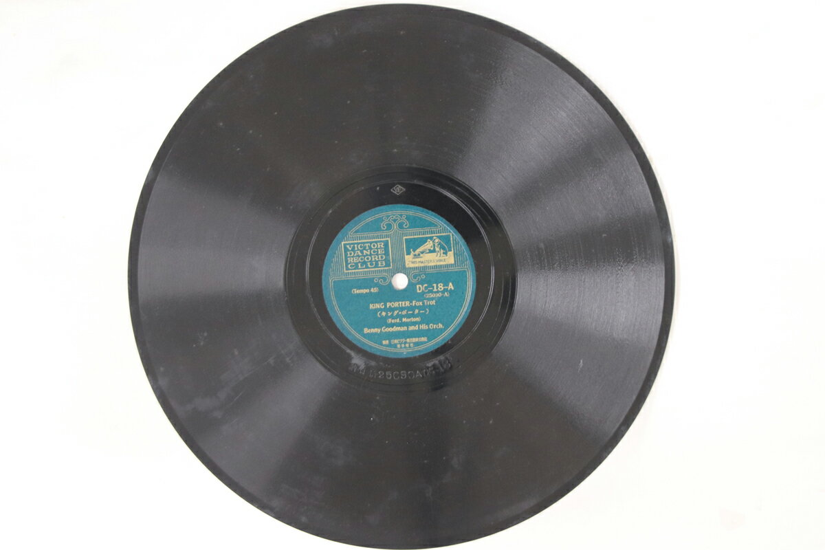 ・アーティスト Benny Goodman, Henry Allen Jnr ・タイトル King Porter / Patrol Wagon Blues ・レーベル・型番 VICTOR DC18 ・フォーマット 78回転SP盤レコード ・コンディション(盤) 良い (VG+) ・コンディション(ジャケット) カバーなし ・コンディション(帯) オビなし ・特記事項 【※再生コンディションによる返品不可】 実際に発送される商品の画像です 【ご購入前に必ずご確認ください】 ・本店サイト(www.recordcity.jp)とは価格、送料が違います ・本店サイト、その他支店のオーダーとは同梱発送できません ・注文確定後に別の注文を頂いた場合、注文同士の同梱は致しかねます。 ・別倉庫から発送しているため、店頭受け渡しは対応しておりません ・一部商品は他の通販サイトでも販売しているため、ご注文のタイミングによっては商品のご用意ができない場合がございます。 ・土日祝日はお休みです 金曜・祝前日9時以降のご連絡またはご入金は、返答または発送が週明け・祝日明けに順次対応となります。 ・ご購入後のキャンセル不可 ご購入後のキャンセルはいかなる理由においてもお受けできません。ご了承の上、ご購入くださいませ。 ・日本郵便(ゆうパック/ゆうメール)によるお届けになります。 ・中古品であることをご理解ください 当ストアでは中古商品を主に販売しております。中古品であることをご理解の上ご購入ください。また、一部商品はRecordCityオンラインストアで試聴可能です。 ・返品について お客様のご都合による返品は一切承っておりません。 表記の内容と実際の商品に相違がある場合、また針飛び等で返品・返金をご希望される場合は、商品の到着後1週間以内にご連絡ください。商品の返送をこちらで確認後、キャンセル・返金を行います。 コンディションVG以下の商品は返品できません。プレイに影響のない表面のこすれ傷、プレス起因のノイズ盤は返品の対象外です。 【コンディション表記】 ・ほぼ新品(M-)(Like New) 完全な新品。未使用。当店ではほぼ使用しません ・非常に良い(EX)(Excellent) 中古盤として美品な状態。わずかな経年を感じるものの傷みを感じさせない、当店基準で最高の状態 ・良い(VG+)(Very Good Plus) 丁寧に扱われた中古品で、軽い使用感がみられる。 ・可(VG)(Acceptable) 使い込まれた中古品で、「良い」よりもさらに使用感がみられる。 ・悪い(VG-)(Bad) 状態が悪いアイテム。使用の保障はなく、再生不可、針飛び、目立つノイズがあるかもしれない。状態によるクレーム不可。返品不可。 ・非常に悪い(G)(Very Bad) 「悪い」よりさらに状態が悪いアイテム。使用の保障はなく、再生不可、針飛び、目立つノイズがあるかもしれない。状態によるクレーム不可。返品不可。 ・ジャンク(Fair)(Junk/Fair) 割れている、反っている、水ダメージがある、カビ、ジャケットが分離している、ひどい書き込み、ひどい擦れなど最低の状態。使用の保障はなく、再生不可、針飛び、目立つノイズがあるかもしれない。状態によるクレーム不可。返品不可。 ・ジャンク(Poor)(Junk/Poor) 割れている、反っている、水ダメージがある、カビ、ジャケットが分離している、ひどい書き込み、ひどい擦れなど最低の状態。使用の保障はなく、再生不可、針飛び、目立つノイズがあるかもしれない。状態によるクレーム不可。返品不可。
