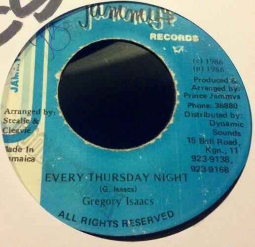 ・アーティスト Gregory Isaacs ・タイトル Every Thursday Night ・レーベル・型番 Jammy's Records NONE ・フォーマット 7インチレコード ・コンディション(盤) 良い (VG+) ・コンディション(ジャケット) ・コンディション(帯) オビなし ・特記事項 サンプル画像です。実際の商品の画像ではありません 商品写真はバーコード/カタログ番号に対応したサンプル画像ですので、お送りする商品の画像ではありません。帯やライナーなどの付属品は、特記事項に記載されている場合のみ含まれます。プロモやカラーレコードなどの仕様についても、該当する場合のみ特記事項に記載しています。 【ご購入前に必ずご確認ください】 ・本店サイト(www.recordcity.jp)とは価格、送料が違います ・本店サイト、その他支店のオーダーとは同梱発送できません ・注文確定後に別の注文を頂いた場合、注文同士の同梱は致しかねます。 ・別倉庫から発送しているため、店頭受け渡しは対応しておりません ・一部商品は他の通販サイトでも販売しているため、ご注文のタイミングによっては商品のご用意ができない場合がございます。 ・土日祝日はお休みです 金曜・祝前日9時以降のご連絡またはご入金は、返答または発送が週明け・祝日明けに順次対応となります。 ・ご購入後のキャンセル不可 ご購入後のキャンセルはいかなる理由においてもお受けできません。ご了承の上、ご購入くださいませ。 ・日本郵便(ゆうパック/ゆうメール)によるお届けになります。 ・中古品であることをご理解ください 当ストアでは中古商品を主に販売しております。中古品であることをご理解の上ご購入ください。また、一部商品はRecordCityオンラインストアで試聴可能です。 ・返品について お客様のご都合による返品は一切承っておりません。 表記の内容と実際の商品に相違がある場合、また針飛び等で返品・返金をご希望される場合は、商品の到着後1週間以内にご連絡ください。商品の返送をこちらで確認後、キャンセル・返金を行います。 コンディションVG以下の商品は返品できません。プレイに影響のない表面のこすれ傷、プレス起因のノイズ盤は返品の対象外です。 【コンディション表記】 ・ほぼ新品(M-)(Like New) 完全な新品。未使用。当店ではほぼ使用しません ・非常に良い(EX)(Excellent) 中古盤として美品な状態。わずかな経年を感じるものの傷みを感じさせない、当店基準で最高の状態 ・良い(VG+)(Very Good Plus) 丁寧に扱われた中古品で、軽い使用感がみられる。 ・可(VG)(Acceptable) 使い込まれた中古品で、「良い」よりもさらに使用感がみられる。 ・悪い(VG-)(Bad) 状態が悪いアイテム。使用の保障はなく、再生不可、針飛び、目立つノイズがあるかもしれない。状態によるクレーム不可。返品不可。 ・非常に悪い(G)(Very Bad) 「悪い」よりさらに状態が悪いアイテム。使用の保障はなく、再生不可、針飛び、目立つノイズがあるかもしれない。状態によるクレーム不可。返品不可。 ・ジャンク(Fair)(Junk/Fair) 割れている、反っている、水ダメージがある、カビ、ジャケットが分離している、ひどい書き込み、ひどい擦れなど最低の状態。使用の保障はなく、再生不可、針飛び、目立つノイズがあるかもしれない。状態によるクレーム不可。返品不可。 ・ジャンク(Poor)(Junk/Poor) 割れている、反っている、水ダメージがある、カビ、ジャケットが分離している、ひどい書き込み、ひどい擦れなど最低の状態。使用の保障はなく、再生不可、針飛び、目立つノイズがあるかもしれない。状態によるクレーム不可。返品不可。
