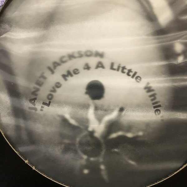 ・アーティスト Janet Jackson ・タイトル Love Me 4 A Little While ・レーベル・型番 NOT ON LABEL JAN001 ・フォーマット 12インチレコード ・コンディション(盤) 良い (VG+) ・コンディション(ジャケット) プレインカバー（元ジャケット／カバー無し） ・コンディション(帯) オビなし ・特記事項 サンプル画像です。実際の商品の画像ではありません 商品写真はバーコード/カタログ番号に対応したサンプル画像ですので、お送りする商品の画像ではありません。帯やライナーなどの付属品は、特記事項に記載されている場合のみ含まれます。プロモやカラーレコードなどの仕様についても、該当する場合のみ特記事項に記載しています。 【ご購入前に必ずご確認ください】 ・本店サイト(www.recordcity.jp)とは価格、送料が違います ・本店サイト、その他支店のオーダーとは同梱発送できません ・注文確定後に別の注文を頂いた場合、注文同士の同梱は致しかねます。 ・別倉庫から発送しているため、店頭受け渡しは対応しておりません ・一部商品は他の通販サイトでも販売しているため、ご注文のタイミングによっては商品のご用意ができない場合がございます。 ・土日祝日はお休みです 金曜・祝前日9時以降のご連絡またはご入金は、返答または発送が週明け・祝日明けに順次対応となります。 ・ご購入後のキャンセル不可 ご購入後のキャンセルはいかなる理由においてもお受けできません。ご了承の上、ご購入くださいませ。 ・日本郵便(ゆうパック/ゆうメール)によるお届けになります。 ・中古品であることをご理解ください 当ストアでは中古商品を主に販売しております。中古品であることをご理解の上ご購入ください。また、一部商品はRecordCityオンラインストアで試聴可能です。 ・返品について お客様のご都合による返品は一切承っておりません。 表記の内容と実際の商品に相違がある場合、また針飛び等で返品・返金をご希望される場合は、商品の到着後1週間以内にご連絡ください。商品の返送をこちらで確認後、キャンセル・返金を行います。 コンディションVG以下の商品は返品できません。プレイに影響のない表面のこすれ傷、プレス起因のノイズ盤は返品の対象外です。 【コンディション表記】 ・ほぼ新品(M-)(Like New) 完全な新品。未使用。当店ではほぼ使用しません ・非常に良い(EX)(Excellent) 中古盤として美品な状態。わずかな経年を感じるものの傷みを感じさせない、当店基準で最高の状態 ・良い(VG+)(Very Good Plus) 丁寧に扱われた中古品で、軽い使用感がみられる。 ・可(VG)(Acceptable) 使い込まれた中古品で、「良い」よりもさらに使用感がみられる。 ・悪い(VG-)(Bad) 状態が悪いアイテム。使用の保障はなく、再生不可、針飛び、目立つノイズがあるかもしれない。状態によるクレーム不可。返品不可。 ・非常に悪い(G)(Very Bad) 「悪い」よりさらに状態が悪いアイテム。使用の保障はなく、再生不可、針飛び、目立つノイズがあるかもしれない。状態によるクレーム不可。返品不可。 ・ジャンク(Fair)(Junk/Fair) 割れている、反っている、水ダメージがある、カビ、ジャケットが分離している、ひどい書き込み、ひどい擦れなど最低の状態。使用の保障はなく、再生不可、針飛び、目立つノイズがあるかもしれない。状態によるクレーム不可。返品不可。 ・ジャンク(Poor)(Junk/Poor) 割れている、反っている、水ダメージがある、カビ、ジャケットが分離している、ひどい書き込み、ひどい擦れなど最低の状態。使用の保障はなく、再生不可、針飛び、目立つノイズがあるかもしれない。状態によるクレーム不可。返品不可。