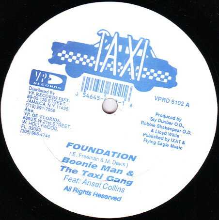 ・アーティスト Beenie Man, Taxi Gang, Ansel Collins, Neville Hinds ・タイトル Foundation / Alfred Hitchcock ・レーベル・型番 TAXI VPRD6102 ・フォーマット 12インチレコード ・コンディション(盤) 良い (VG+) ・コンディション(ジャケット) プレインカバー（元ジャケット／カバー無し） ・コンディション(帯) オビなし ・特記事項 【盤に浅い跡】 サンプル画像です。実際の商品の画像ではありません 商品写真はバーコード/カタログ番号に対応したサンプル画像ですので、お送りする商品の画像ではありません。帯やライナーなどの付属品は、特記事項に記載されている場合のみ含まれます。プロモやカラーレコードなどの仕様についても、該当する場合のみ特記事項に記載しています。 【ご購入前に必ずご確認ください】 ・本店サイト(www.recordcity.jp)とは価格、送料が違います ・本店サイト、その他支店のオーダーとは同梱発送できません ・注文確定後に別の注文を頂いた場合、注文同士の同梱は致しかねます。 ・別倉庫から発送しているため、店頭受け渡しは対応しておりません ・一部商品は他の通販サイトでも販売しているため、ご注文のタイミングによっては商品のご用意ができない場合がございます。 ・土日祝日はお休みです 金曜・祝前日9時以降のご連絡またはご入金は、返答または発送が週明け・祝日明けに順次対応となります。 ・ご購入後のキャンセル不可 ご購入後のキャンセルはいかなる理由においてもお受けできません。ご了承の上、ご購入くださいませ。 ・日本郵便(ゆうパック/ゆうメール)によるお届けになります。 ・中古品であることをご理解ください 当ストアでは中古商品を主に販売しております。中古品であることをご理解の上ご購入ください。また、一部商品はRecordCityオンラインストアで試聴可能です。 ・返品について お客様のご都合による返品は一切承っておりません。 表記の内容と実際の商品に相違がある場合、また針飛び等で返品・返金をご希望される場合は、商品の到着後1週間以内にご連絡ください。商品の返送をこちらで確認後、キャンセル・返金を行います。 コンディションVG以下の商品は返品できません。プレイに影響のない表面のこすれ傷、プレス起因のノイズ盤は返品の対象外です。 【コンディション表記】 ・ほぼ新品(M-)(Like New) 完全な新品。未使用。当店ではほぼ使用しません ・非常に良い(EX)(Excellent) 中古盤として美品な状態。わずかな経年を感じるものの傷みを感じさせない、当店基準で最高の状態 ・良い(VG+)(Very Good Plus) 丁寧に扱われた中古品で、軽い使用感がみられる。 ・可(VG)(Acceptable) 使い込まれた中古品で、「良い」よりもさらに使用感がみられる。 ・悪い(VG-)(Bad) 状態が悪いアイテム。使用の保障はなく、再生不可、針飛び、目立つノイズがあるかもしれない。状態によるクレーム不可。返品不可。 ・非常に悪い(G)(Very Bad) 「悪い」よりさらに状態が悪いアイテム。使用の保障はなく、再生不可、針飛び、目立つノイズがあるかもしれない。状態によるクレーム不可。返品不可。 ・ジャンク(Fair)(Junk/Fair) 割れている、反っている、水ダメージがある、カビ、ジャケットが分離している、ひどい書き込み、ひどい擦れなど最低の状態。使用の保障はなく、再生不可、針飛び、目立つノイズがあるかもしれない。状態によるクレーム不可。返品不可。 ・ジャンク(Poor)(Junk/Poor) 割れている、反っている、水ダメージがある、カビ、ジャケットが分離している、ひどい書き込み、ひどい擦れなど最低の状態。使用の保障はなく、再生不可、針飛び、目立つノイズがあるかもしれない。状態によるクレーム不可。返品不可。