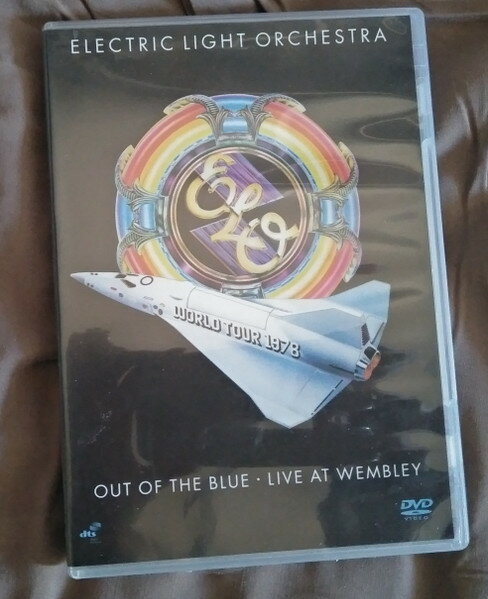 ・アーティスト Electric Light Orchestra ・タイトル Out Of The Blue - Live At Wembley ・レーベル EV Classics EVC330379 ・フォーマット DVD ・コンディション(盤) 良い (VG+) ・コンディション(ジャケット) ・コンディション(帯) オビなし ・特記事項 サンプル画像です。実際の商品の画像ではありません 商品写真はバーコード/カタログ番号に対応したサンプル画像ですので、お送りする商品の画像ではありません。帯やライナーなどの付属品は、特記事項に記載されている場合のみ含まれます。プロモやカラーレコードなどの仕様についても、該当する場合のみ特記事項に記載しています。 【ご購入前に必ずご確認ください】 ・本店サイト(www.recordcity.jp)とは価格、送料が違います ・本店サイト、その他支店のオーダーとは同梱発送できません ・別倉庫から発送しているため、店頭受け渡しは対応しておりません ・一部商品は他の通販サイトでも販売しているため、ご注文のタイミングによっては商品のご用意ができない場合がございます。 ・土日祝日はお休みです 金曜・祝前日9時以降のご連絡またはご入金は、返答または発送が週明け・祝日明けに順次対応となります。 ・ご購入後のキャンセル不可 ご購入後のキャンセルはいかなる理由においてもお受けできません。ご了承の上、ご購入くださいませ。 ・日本郵便(ゆうパック/ゆうメール)によるお届けになります。 ・中古品であることをご理解ください 当ストアではお客様よりお譲りいただいた中古商品を販売しております。中古品であることをご理解の上ご購入ください。また、一部商品はRecordCityウェブショップで試聴可能です。 ・返品について お客様のご都合による商品のご返品は一切承っておりません。 表記の内容と実際の商品に相違がある場合、また針飛び等で返品・返金をご希望される場合は、商品の到着後1週間以内にご連絡ください。商品の返送をこちらで確認後、返金を行います。 コンディションVG以下の商品は返品できません。プレイに影響のない表面のこすれ傷、プレス起因のノイズ盤は返品の対象外です。 【コンディション表記】 ・ほぼ新品(M-)(Like New) 完全な新品。未使用。当店ではほぼ使用しません ・非常に良い(EX)(Excellent) 中古盤として美品な状態。わずかな経年を感じるものの傷みを感じさせない、当店基準で最高の状態 ・良い(VG+)(Very Good Plus) 丁寧に扱われた中古品で、軽い使用感がみられる。 ・可(VG)(Acceptable) 使い込まれた中古品で、「良い」よりもさらに使用感がみられる。 ・悪い(VG-)(Bad) 状態が悪いアイテム。使用の保障はなく、再生不可、針飛び、目立つノイズがあるかもしれない。状態によるクレーム不可。返品不可。 ・非常に悪い(G)(Very Bad) 「悪い」よりさらに状態が悪いアイテム。使用の保障はなく、再生不可、針飛び、目立つノイズがあるかもしれない。状態によるクレーム不可。返品不可。 ・ジャンク(Fair)(Junk/Fair) 割れている、反っている、水ダメージがある、カビ、ジャケットが分離している、ひどい書き込み、ひどい擦れなど最低の状態。使用の保障はなく、再生不可、針飛び、目立つノイズがあるかもしれない。状態によるクレーム不可。返品不可。 ・ジャンク(Poor)(Junk/Poor) 割れている、反っている、水ダメージがある、カビ、ジャケットが分離している、ひどい書き込み、ひどい擦れなど最低の状態。使用の保障はなく、再生不可、針飛び、目立つノイズがあるかもしれない。状態によるクレーム不可。返品不可。