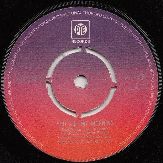 ・アーティスト Parchment ・タイトル You Are My Morning ・レーベル・型番 Pye Records 7N45261 ・フォーマット 7" ・コンディション(盤) 良い (VG+) ・コンディション(ジャケット) プレインカバー（元ジャケット／カバー無し） ・コンディション(帯) オビなし ・特記事項 【カバー汚れ】【カバー折れ/しわ】【company sleeve】 サンプル画像です。実際の商品の画像ではありません 商品写真はバーコード/カタログ番号に対応したサンプル画像ですので、お送りする商品の画像ではありません。帯やライナーなどの付属品は、特記事項に記載されている場合のみ含まれます。プロモやカラーレコードなどの仕様についても、該当する場合のみ特記事項に記載しています。 【ご購入前に必ずご確認ください】 ・本店サイト(www.recordcity.jp)とは価格、送料が違います ・本店サイト、その他支店のオーダーとは同梱発送できません ・注文確定後に別の注文を頂いた場合、注文同士の同梱は致しかねます。 ・別倉庫から発送しているため、店頭受け渡しは対応しておりません ・一部商品は他の通販サイトでも販売しているため、ご注文のタイミングによっては商品のご用意ができない場合がございます。 ・土日祝日はお休みです 金曜・祝前日9時以降のご連絡またはご入金は、返答または発送が週明け・祝日明けに順次対応となります。 ・ご購入後のキャンセル不可 ご購入後のキャンセルはいかなる理由においてもお受けできません。ご了承の上、ご購入くださいませ。 ・日本郵便(ゆうパック/ゆうメール)によるお届けになります。 ・中古品であることをご理解ください 当ストアでは中古商品を主に販売しております。中古品であることをご理解の上ご購入ください。また、一部商品はRecordCityオンラインストアで試聴可能です。 ・返品について お客様のご都合による返品は一切承っておりません。 表記の内容と実際の商品に相違がある場合、また針飛び等で返品・返金をご希望される場合は、商品の到着後1週間以内にご連絡ください。商品の返送をこちらで確認後、キャンセル・返金を行います。 コンディションVG以下の商品は返品できません。プレイに影響のない表面のこすれ傷、プレス起因のノイズ盤は返品の対象外です。 【コンディション表記】 ・ほぼ新品(M-)(Like New) 完全な新品。未使用。当店ではほぼ使用しません ・非常に良い(EX)(Excellent) 中古盤として美品な状態。わずかな経年を感じるものの傷みを感じさせない、当店基準で最高の状態 ・良い(VG+)(Very Good Plus) 丁寧に扱われた中古品で、軽い使用感がみられる。 ・可(VG)(Acceptable) 使い込まれた中古品で、「良い」よりもさらに使用感がみられる。 ・悪い(VG-)(Bad) 状態が悪いアイテム。使用の保障はなく、再生不可、針飛び、目立つノイズがあるかもしれない。状態によるクレーム不可。返品不可。 ・非常に悪い(G)(Very Bad) 「悪い」よりさらに状態が悪いアイテム。使用の保障はなく、再生不可、針飛び、目立つノイズがあるかもしれない。状態によるクレーム不可。返品不可。 ・ジャンク(Fair)(Junk/Fair) 割れている、反っている、水ダメージがある、カビ、ジャケットが分離している、ひどい書き込み、ひどい擦れなど最低の状態。使用の保障はなく、再生不可、針飛び、目立つノイズがあるかもしれない。状態によるクレーム不可。返品不可。 ・ジャンク(Poor)(Junk/Poor) 割れている、反っている、水ダメージがある、カビ、ジャケットが分離している、ひどい書き込み、ひどい擦れなど最低の状態。使用の保障はなく、再生不可、針飛び、目立つノイズがあるかもしれない。状態によるクレーム不可。返品不可。