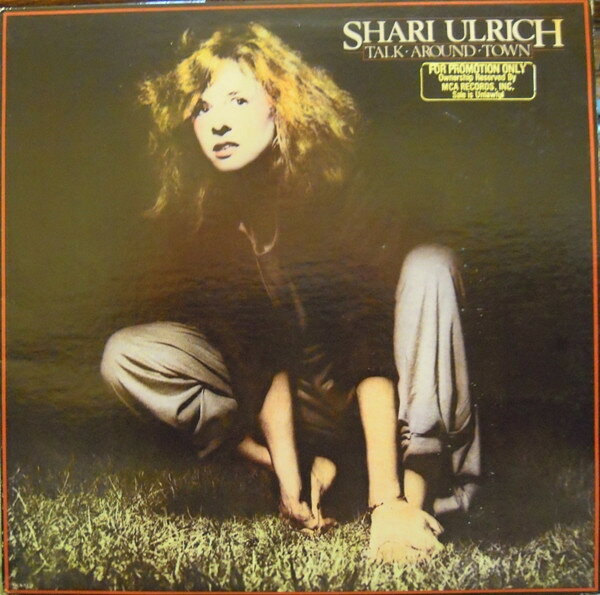 ・アーティスト Shari Ulrich ・タイトル Talk Around Town ・レーベル・型番 MCA MCA5379 ・フォーマット LP ・コンディション(盤) 非常に良い(EX) ・コンディション(ジャケット) 良い (VG+) ・コンディション(帯) オビなし ・特記事項 【シュリンク残し】【カバーにテープ付着】【カバー汚れ】 サンプル画像です。実際の商品の画像ではありません 商品写真はバーコード/カタログ番号に対応したサンプル画像ですので、お送りする商品の画像ではありません。帯やライナーなどの付属品は、特記事項に記載されている場合のみ含まれます。プロモやカラーレコードなどの仕様についても、該当する場合のみ特記事項に記載しています。 【ご購入前に必ずご確認ください】 ・本店サイト(www.recordcity.jp)とは価格、送料が違います ・本店サイト、その他支店のオーダーとは同梱発送できません ・注文確定後に別の注文を頂いた場合、注文同士の同梱は致しかねます。 ・別倉庫から発送しているため、店頭受け渡しは対応しておりません ・一部商品は他の通販サイトでも販売しているため、ご注文のタイミングによっては商品のご用意ができない場合がございます。 ・土日祝日はお休みです 金曜・祝前日9時以降のご連絡またはご入金は、返答または発送が週明け・祝日明けに順次対応となります。 ・ご購入後のキャンセル不可 ご購入後のキャンセルはいかなる理由においてもお受けできません。ご了承の上、ご購入くださいませ。 ・日本郵便(ゆうパック/ゆうメール)によるお届けになります。 ・中古品であることをご理解ください 当ストアでは中古商品を主に販売しております。中古品であることをご理解の上ご購入ください。また、一部商品はRecordCityオンラインストアで試聴可能です。 ・返品について お客様のご都合による返品は一切承っておりません。 表記の内容と実際の商品に相違がある場合、また針飛び等で返品・返金をご希望される場合は、商品の到着後1週間以内にご連絡ください。商品の返送をこちらで確認後、キャンセル・返金を行います。 コンディションVG以下の商品は返品できません。プレイに影響のない表面のこすれ傷、プレス起因のノイズ盤は返品の対象外です。 【コンディション表記】 ・ほぼ新品(M-)(Like New) 完全な新品。未使用。当店ではほぼ使用しません ・非常に良い(EX)(Excellent) 中古盤として美品な状態。わずかな経年を感じるものの傷みを感じさせない、当店基準で最高の状態 ・良い(VG+)(Very Good Plus) 丁寧に扱われた中古品で、軽い使用感がみられる。 ・可(VG)(Acceptable) 使い込まれた中古品で、「良い」よりもさらに使用感がみられる。 ・悪い(VG-)(Bad) 状態が悪いアイテム。使用の保障はなく、再生不可、針飛び、目立つノイズがあるかもしれない。状態によるクレーム不可。返品不可。 ・非常に悪い(G)(Very Bad) 「悪い」よりさらに状態が悪いアイテム。使用の保障はなく、再生不可、針飛び、目立つノイズがあるかもしれない。状態によるクレーム不可。返品不可。 ・ジャンク(Fair)(Junk/Fair) 割れている、反っている、水ダメージがある、カビ、ジャケットが分離している、ひどい書き込み、ひどい擦れなど最低の状態。使用の保障はなく、再生不可、針飛び、目立つノイズがあるかもしれない。状態によるクレーム不可。返品不可。 ・ジャンク(Poor)(Junk/Poor) 割れている、反っている、水ダメージがある、カビ、ジャケットが分離している、ひどい書き込み、ひどい擦れなど最低の状態。使用の保障はなく、再生不可、針飛び、目立つノイズがあるかもしれない。状態によるクレーム不可。返品不可。